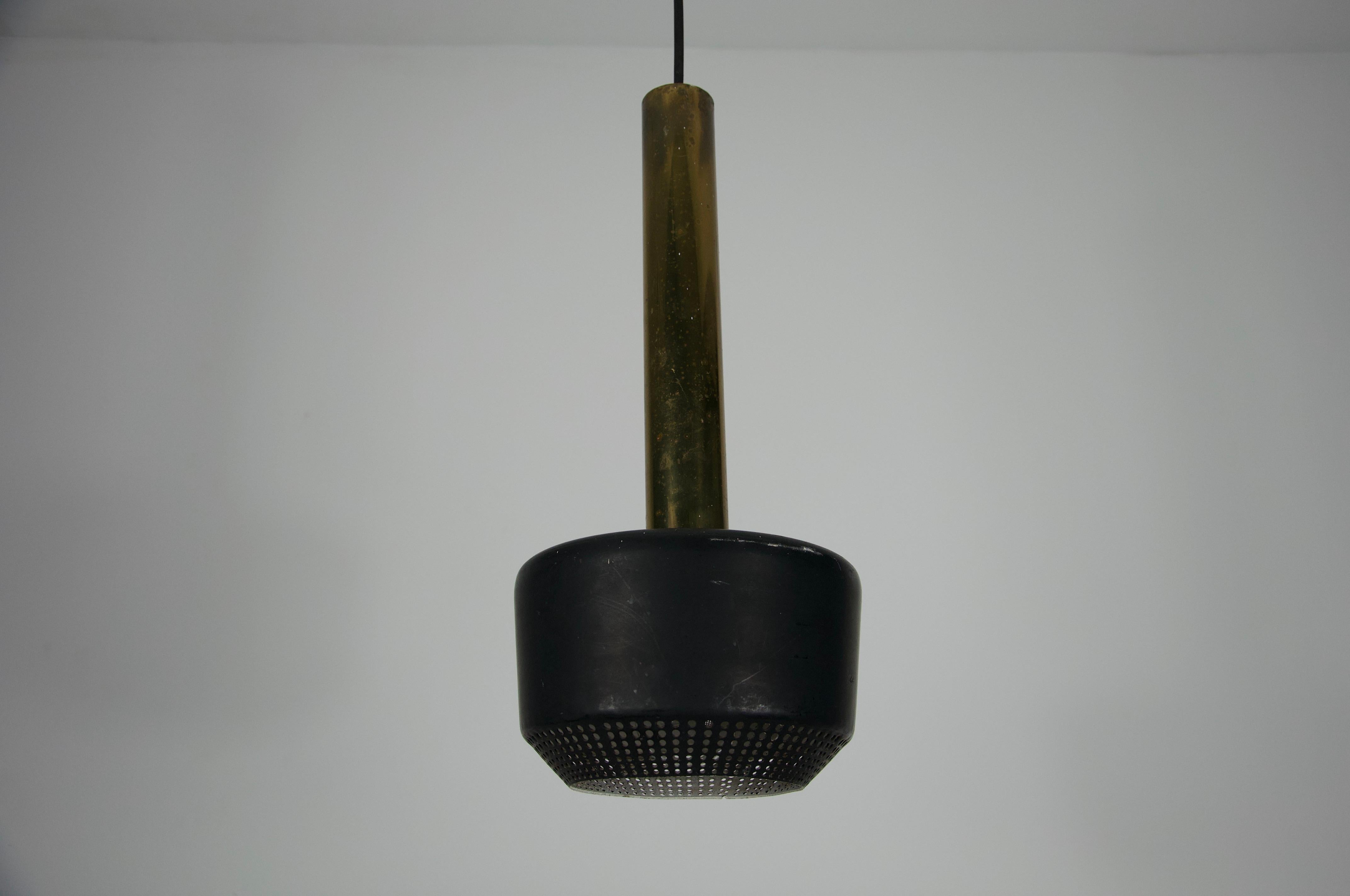 Metà XX secolo Lampada a sospensione in ottone di Vilhelm Lauritzen per Louis Poulen, 1960, Danimarca in vendita