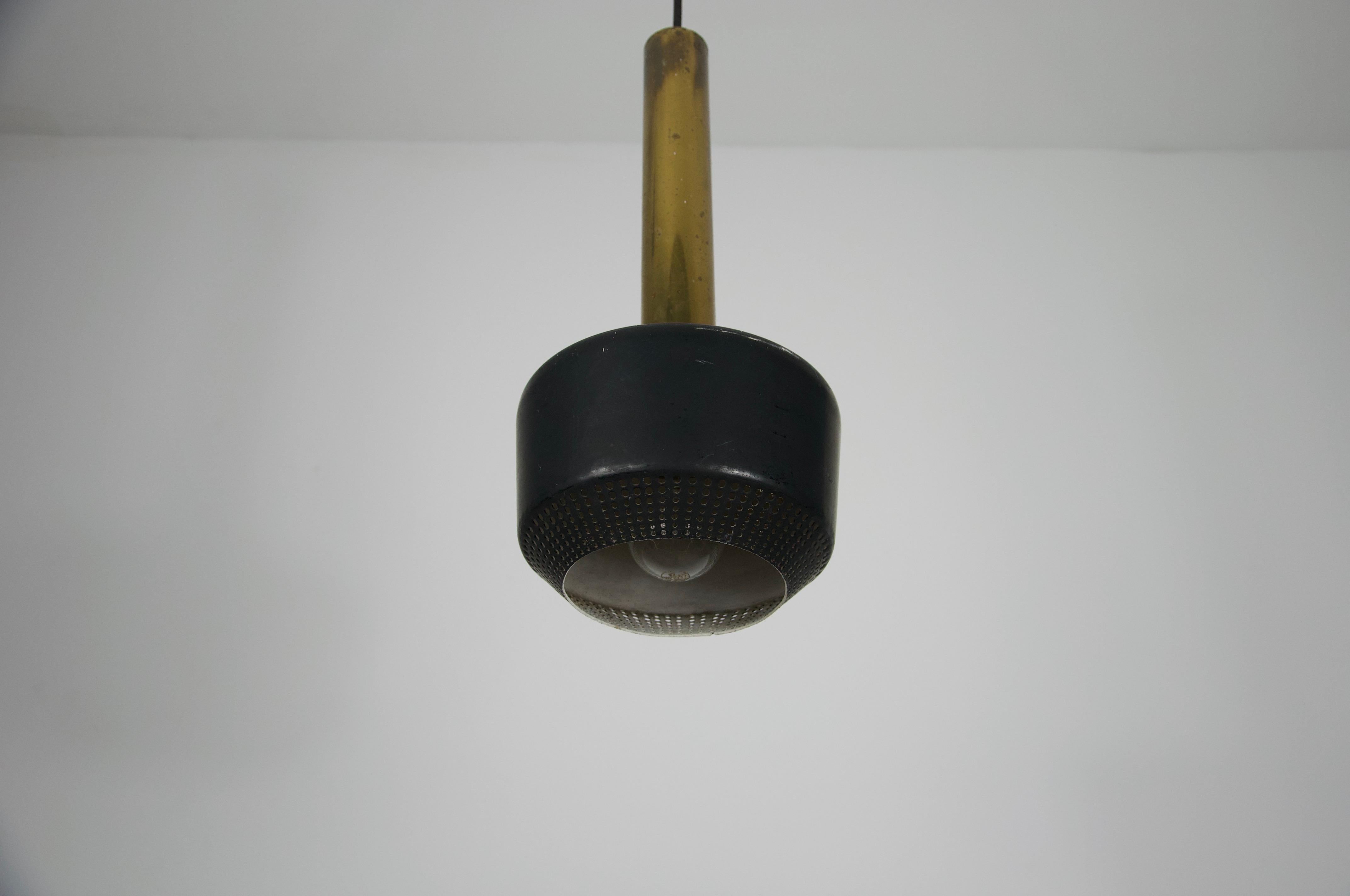 Alluminio Lampada a sospensione in ottone di Vilhelm Lauritzen per Louis Poulen, 1960, Danimarca in vendita