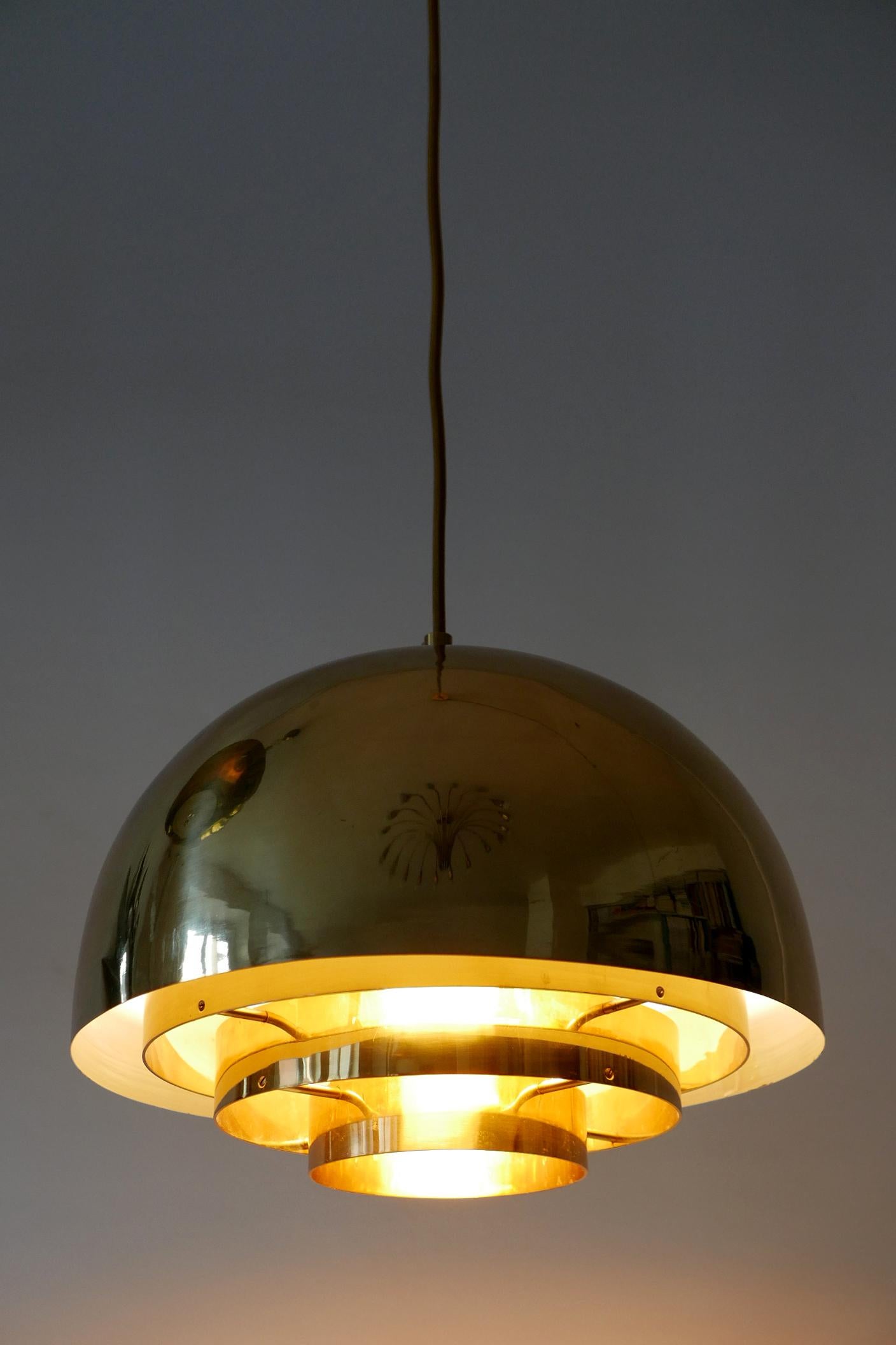 Laiton Lampe pendante en laiton Dome par Vereinigte Werkstätten München dans les années 1960, Allemagne en vente