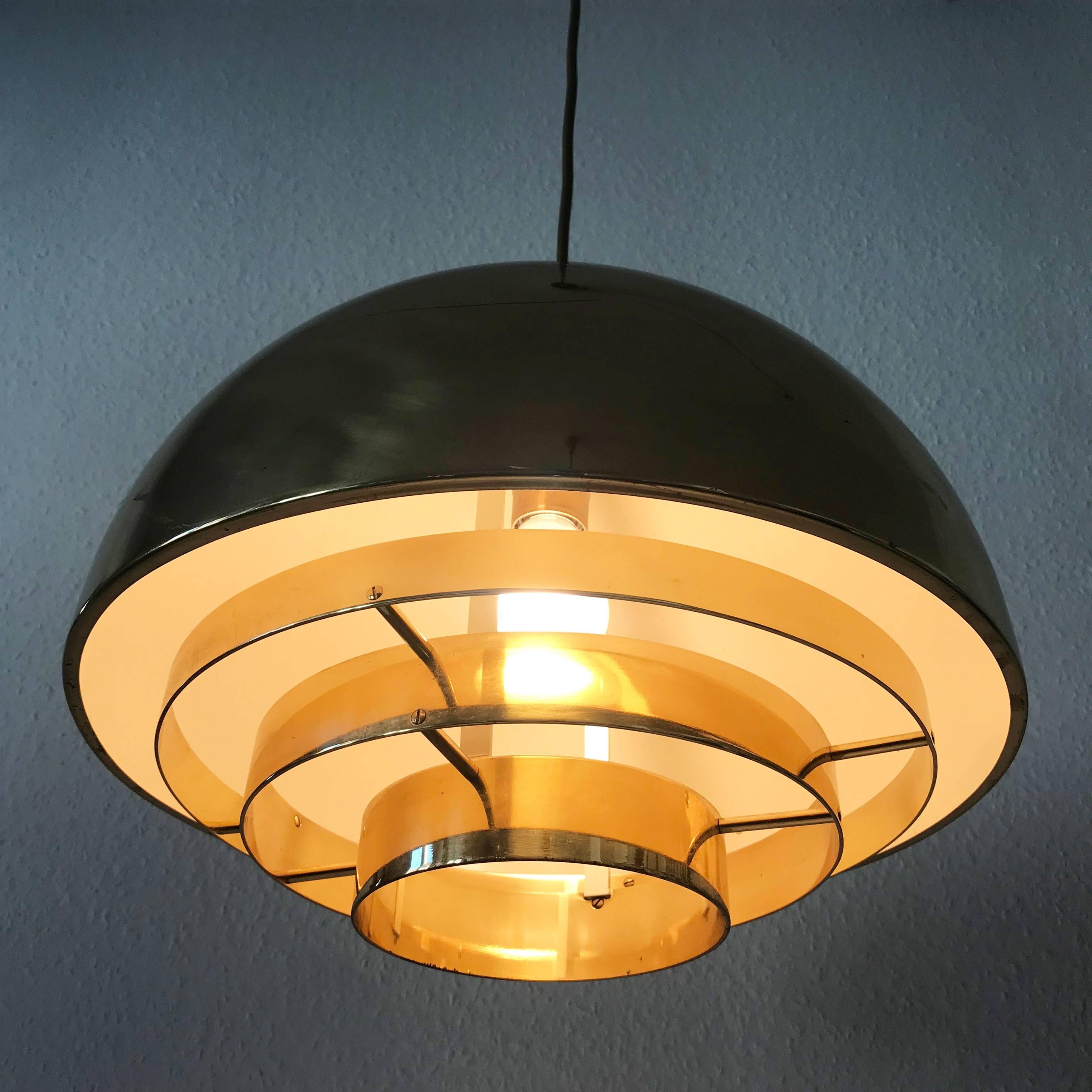 Elegant Mid Century Modern brass pendant lamp or hanging light 'Dome'. Manufactured by Vereinigte Werkstätten Munich, Germany, 1960s. 

Executed in massive brass sheet, the pendant lamp needs 1 x E27 E26 Edison screw fit bulb.  It is wired, in