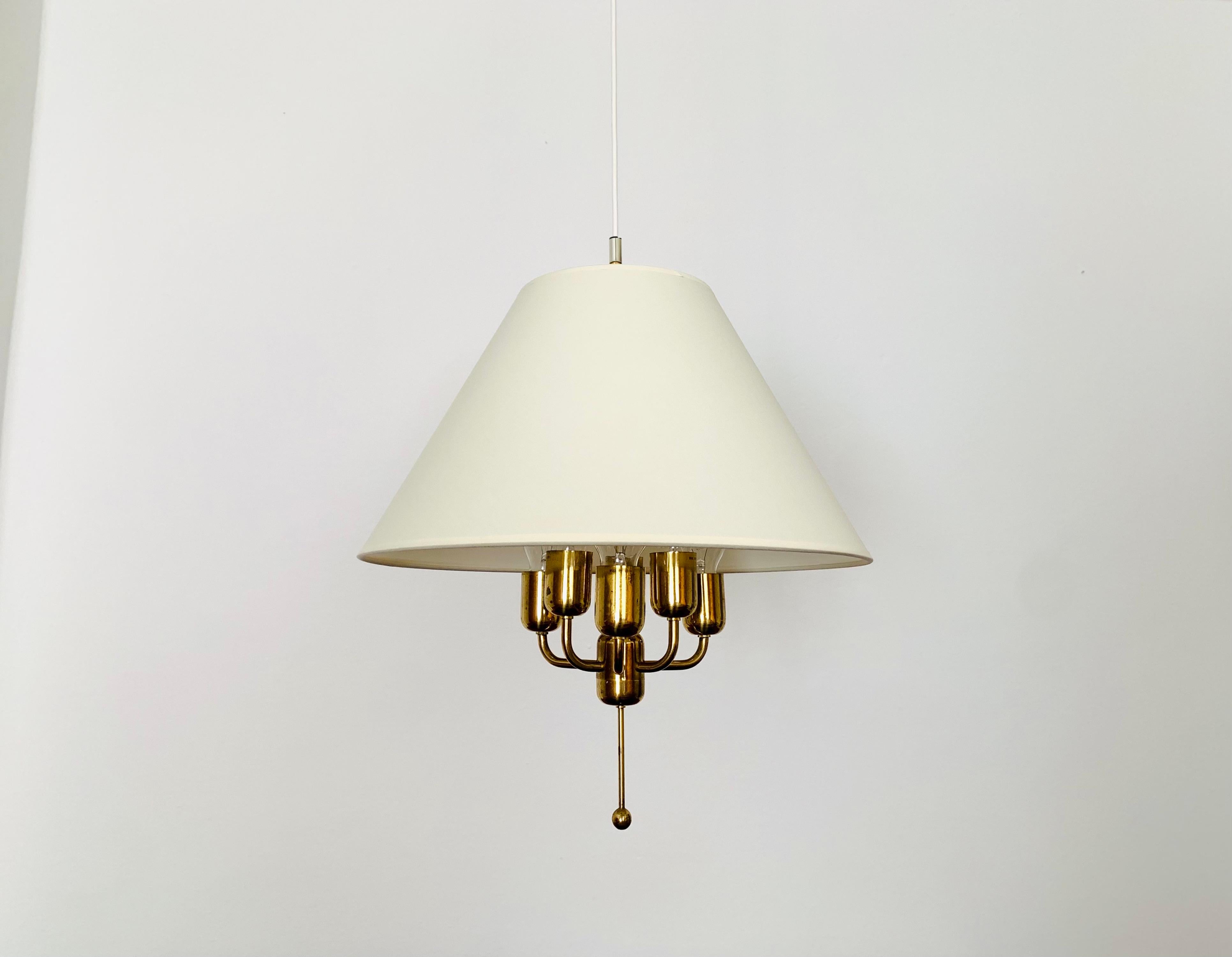 Merveilleuse lampe suspendue en laiton des années 1960.
La lampe avec l'abat-jour flottant est un véritable atout et un favori absolu pour chaque maison.
Une lumière très agréable et chaleureuse est créée.

Condit :

Très bon état vintage avec de