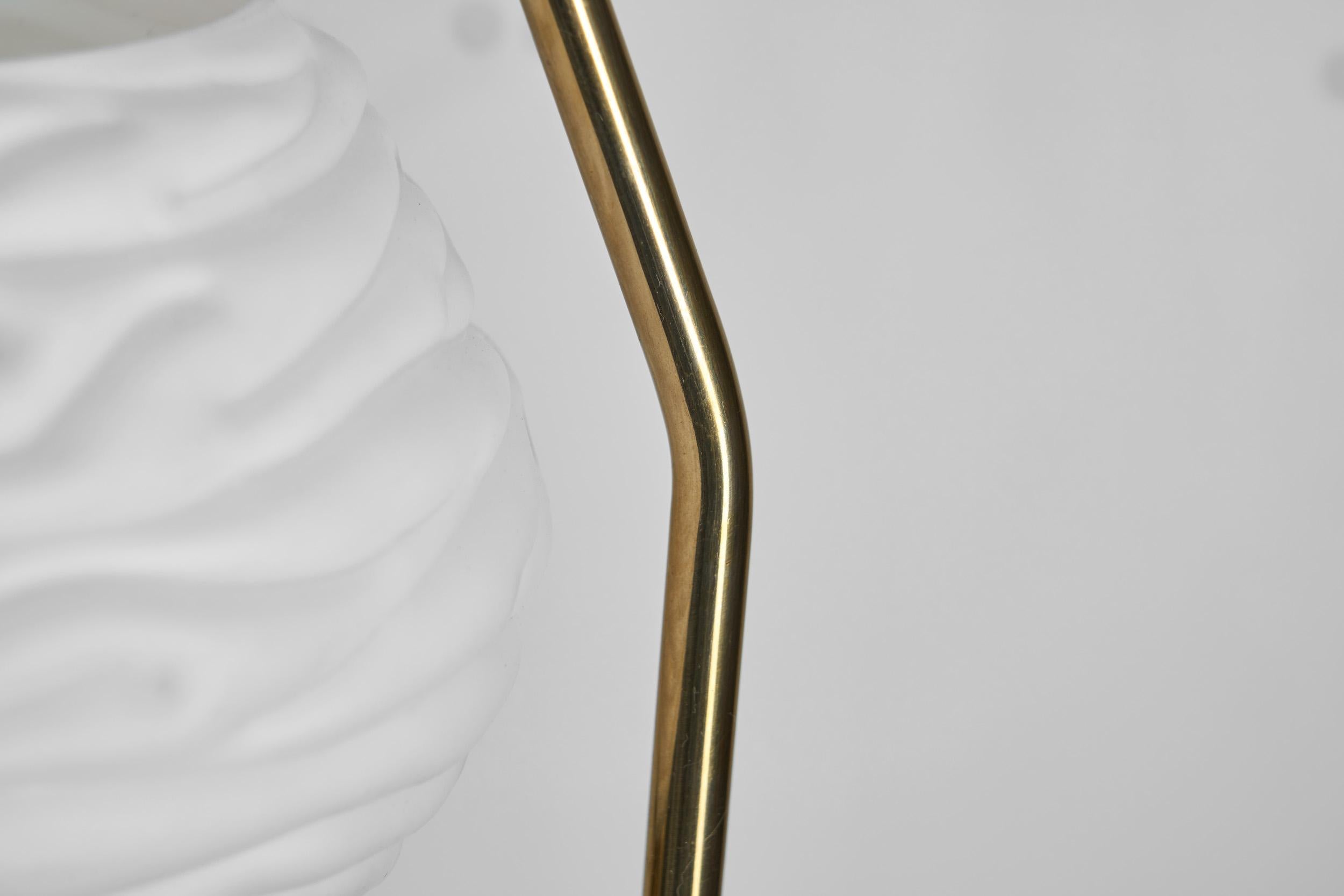 Lampe suspendue en laiton avec abat-jour en verre opale texturé, Europe, milieu du 20e siècle en vente 6