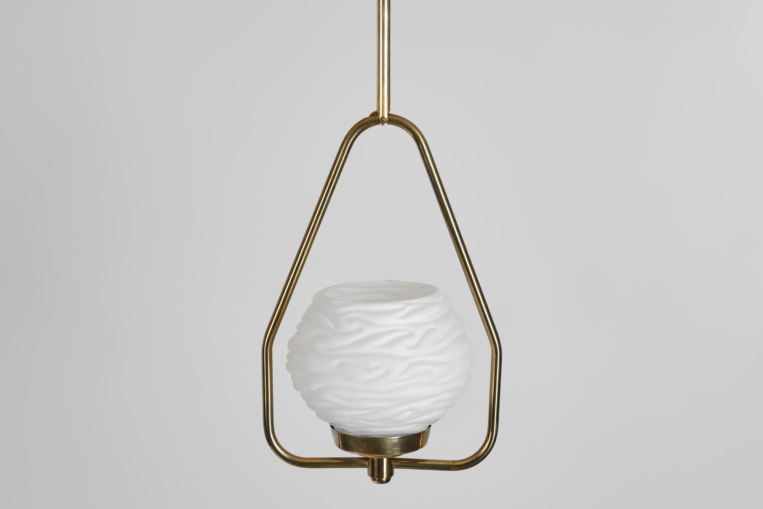 Lampe suspendue en laiton avec abat-jour en verre opale texturé, Europe, milieu du 20e siècle en vente 7