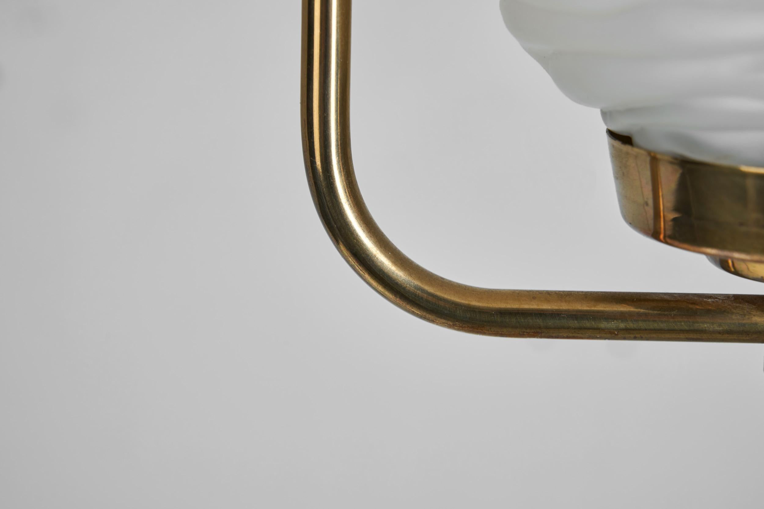 Lampe suspendue en laiton avec abat-jour en verre opale texturé, Europe, milieu du 20e siècle en vente 8