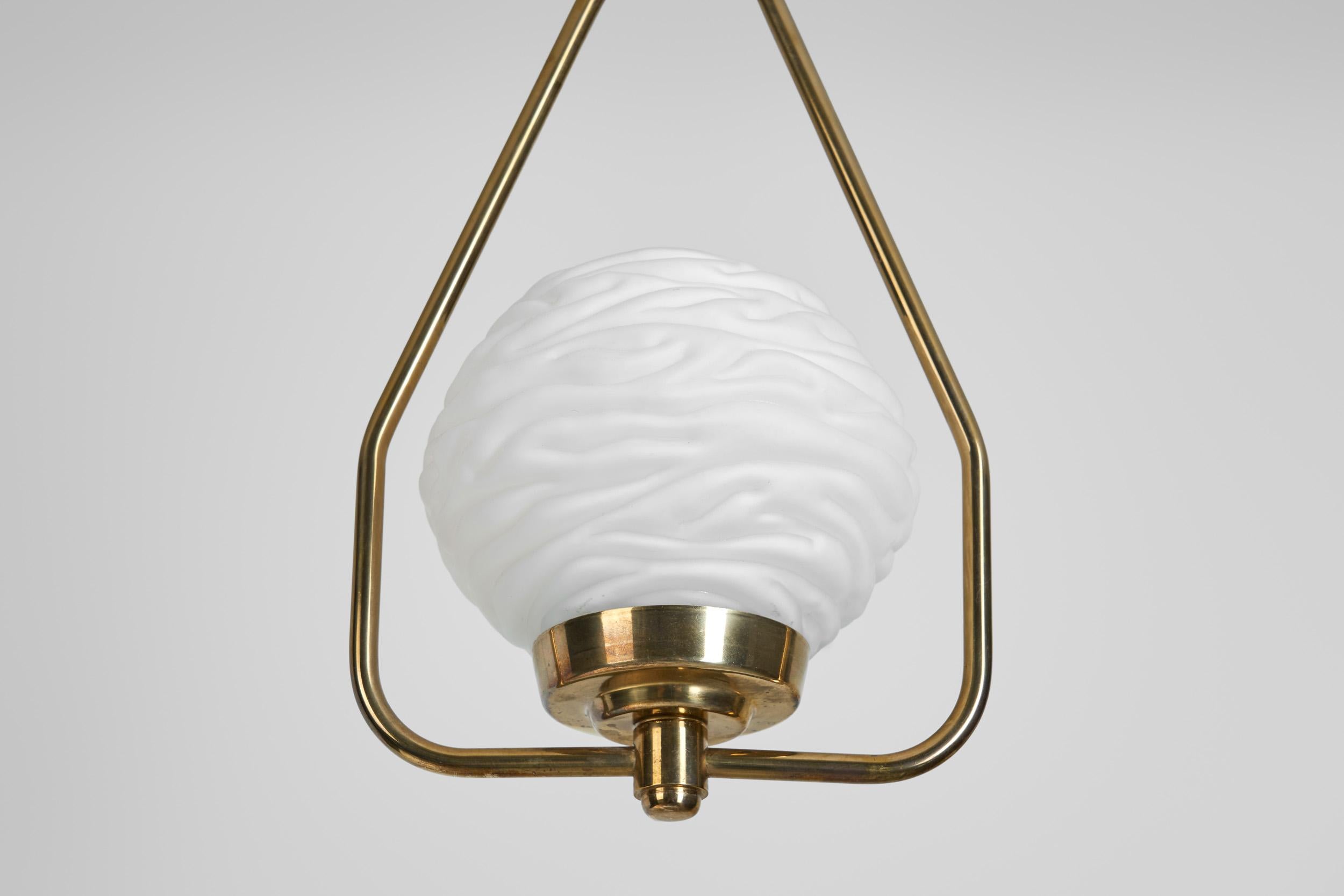 Lampe suspendue en laiton avec abat-jour en verre opale texturé, Europe, milieu du 20e siècle en vente 10