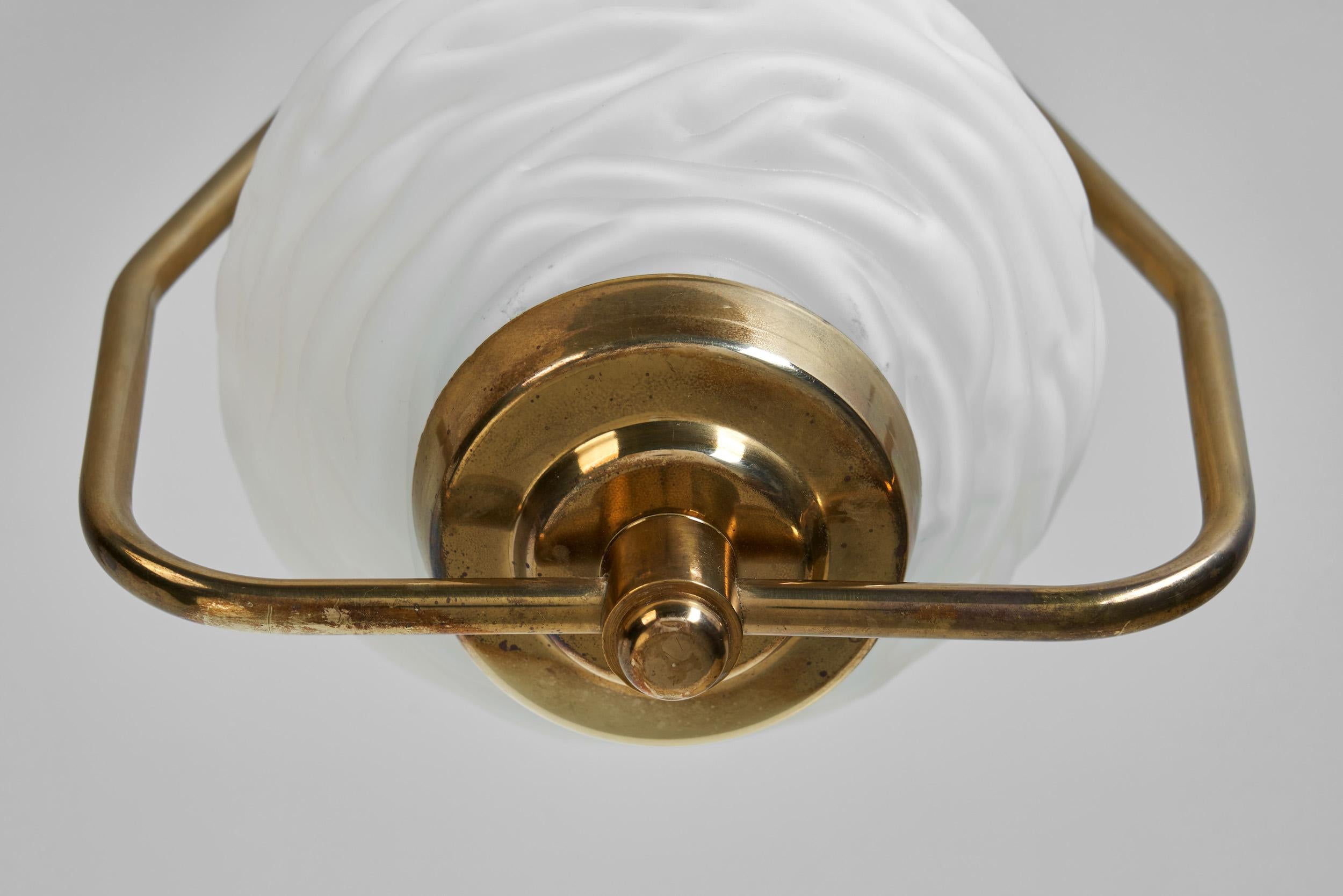 Lampe suspendue en laiton avec abat-jour en verre opale texturé, Europe, milieu du 20e siècle en vente 11
