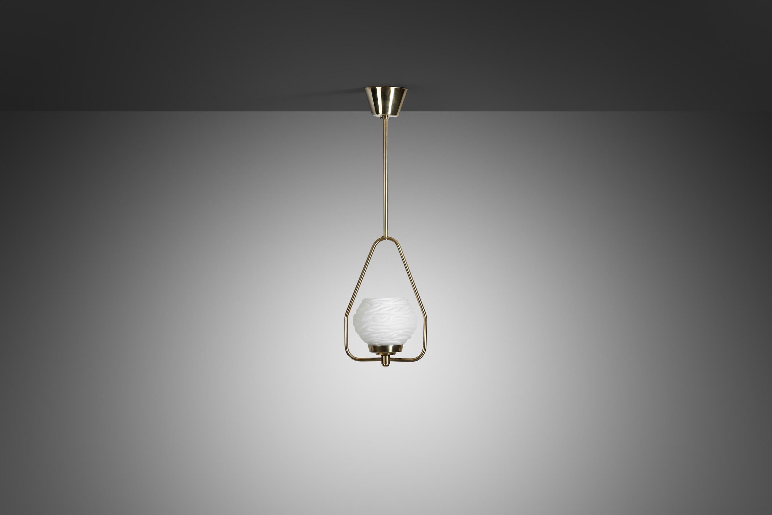 Mid-Century Modern Lampe suspendue en laiton avec abat-jour en verre opale texturé, Europe, milieu du 20e siècle en vente