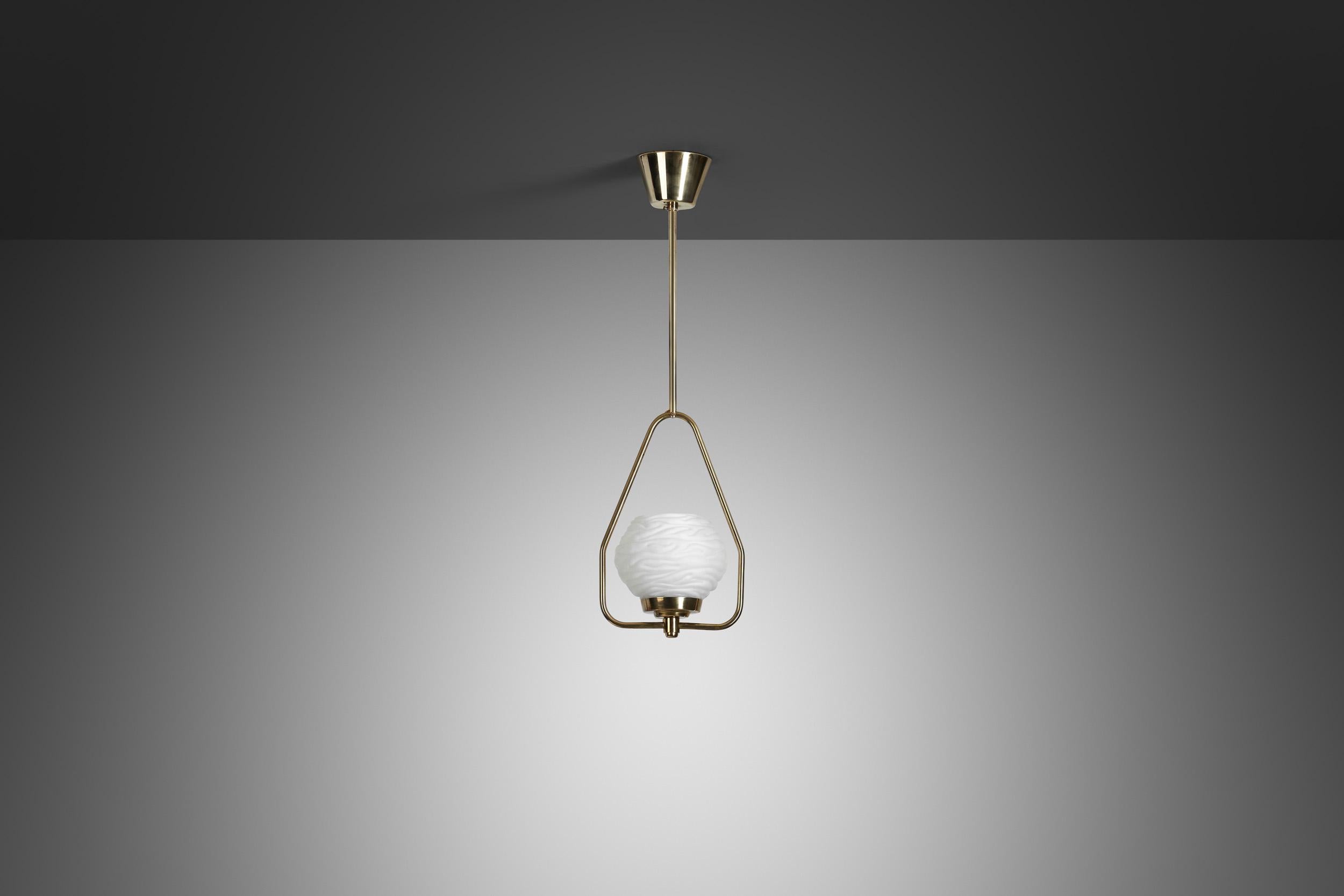 Lampe suspendue en laiton avec abat-jour en verre opale texturé, Europe, milieu du 20e siècle Bon état - En vente à Utrecht, NL