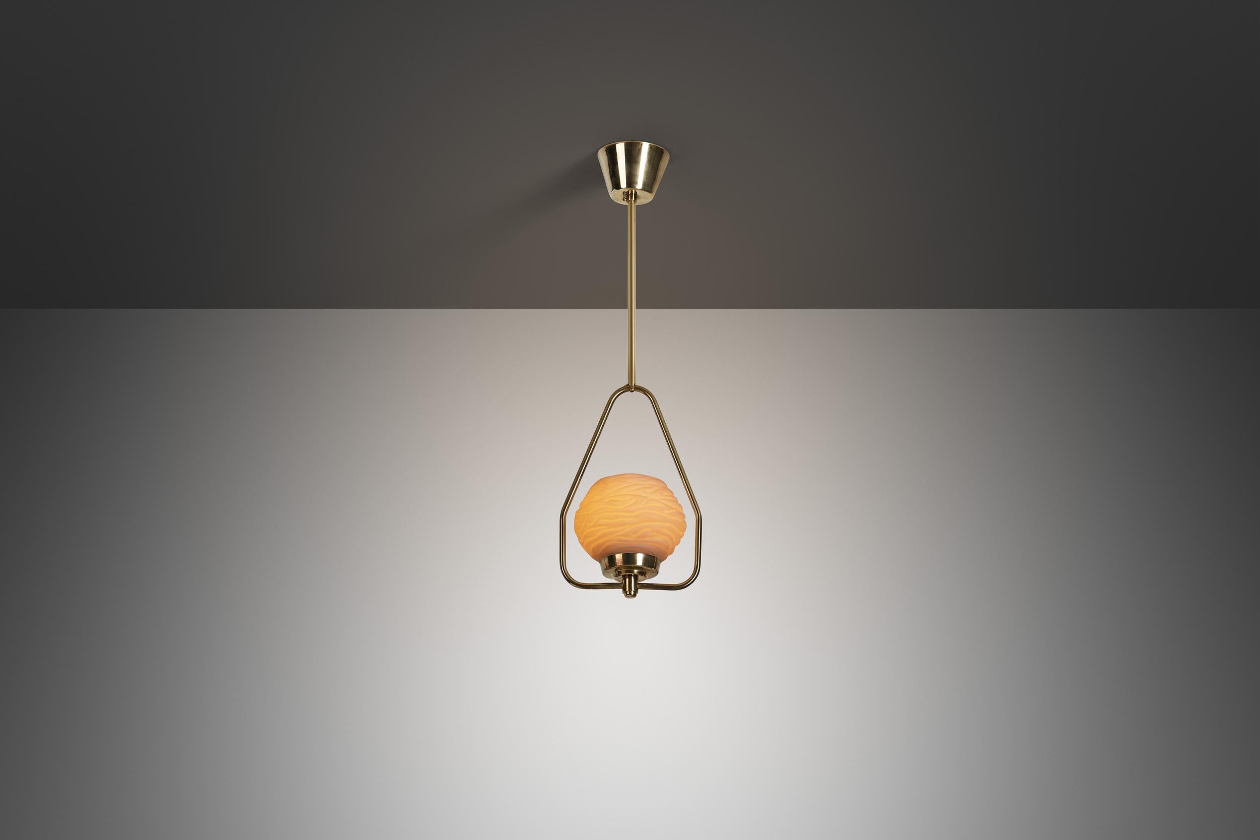 20ième siècle Lampe suspendue en laiton avec abat-jour en verre opale texturé, Europe, milieu du 20e siècle en vente