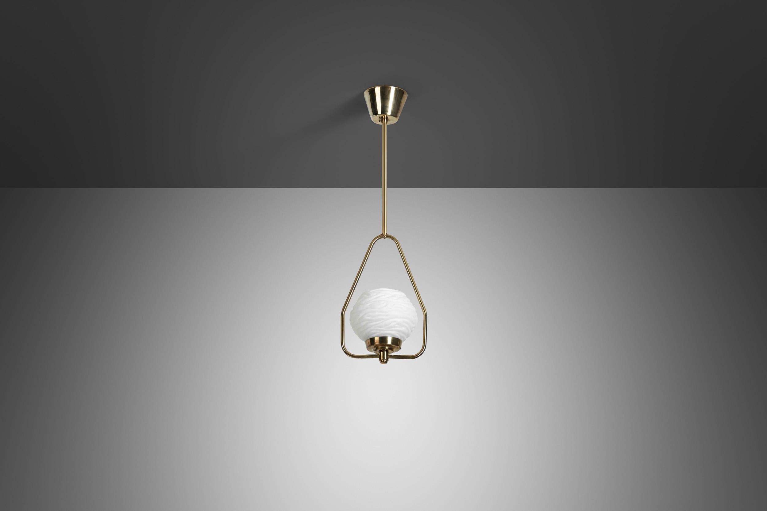 Laiton Lampe suspendue en laiton avec abat-jour en verre opale texturé, Europe, milieu du 20e siècle en vente