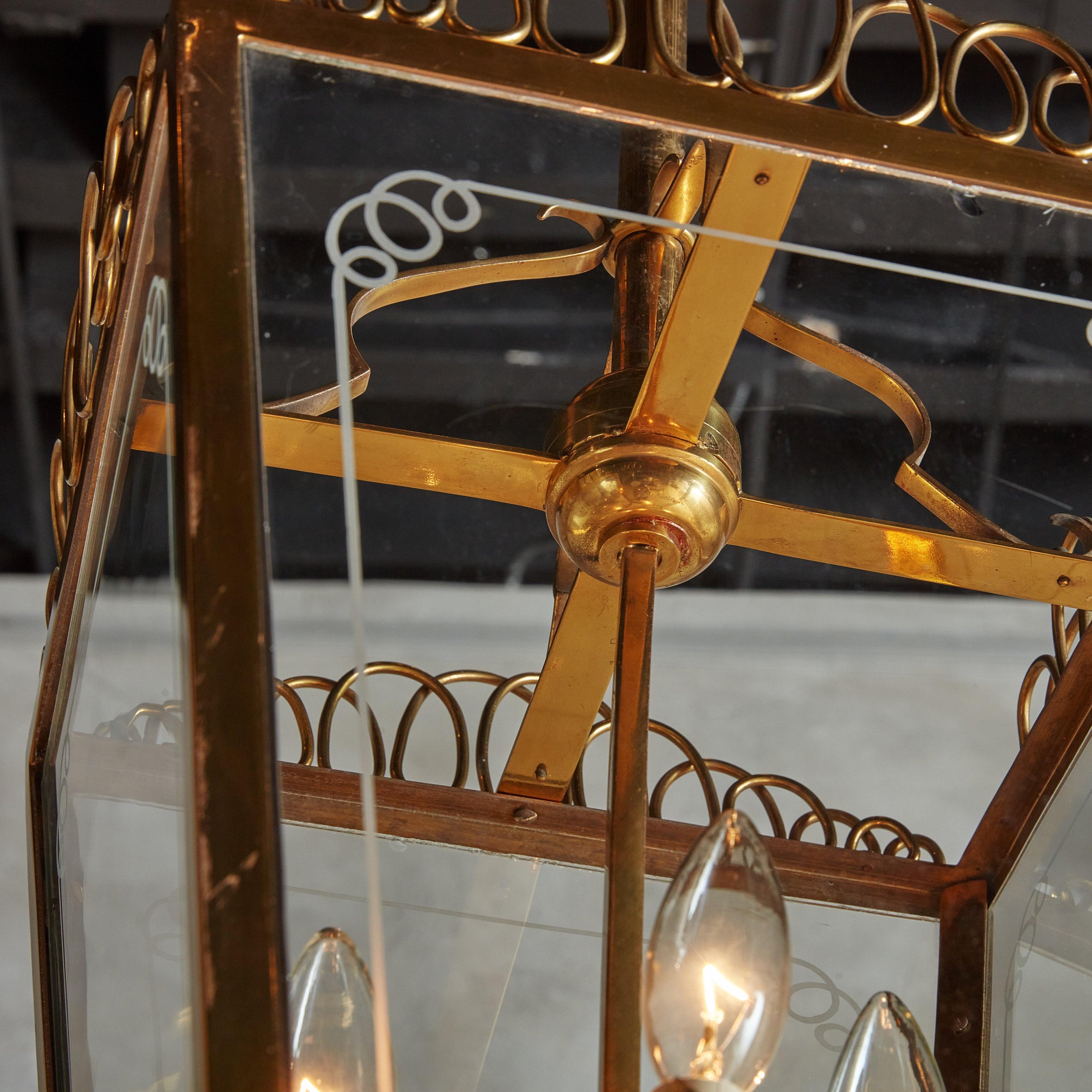 Metà XX secolo Lanterna a sospensione in ottone con decorazioni a volute, Francia, anni '60 in vendita