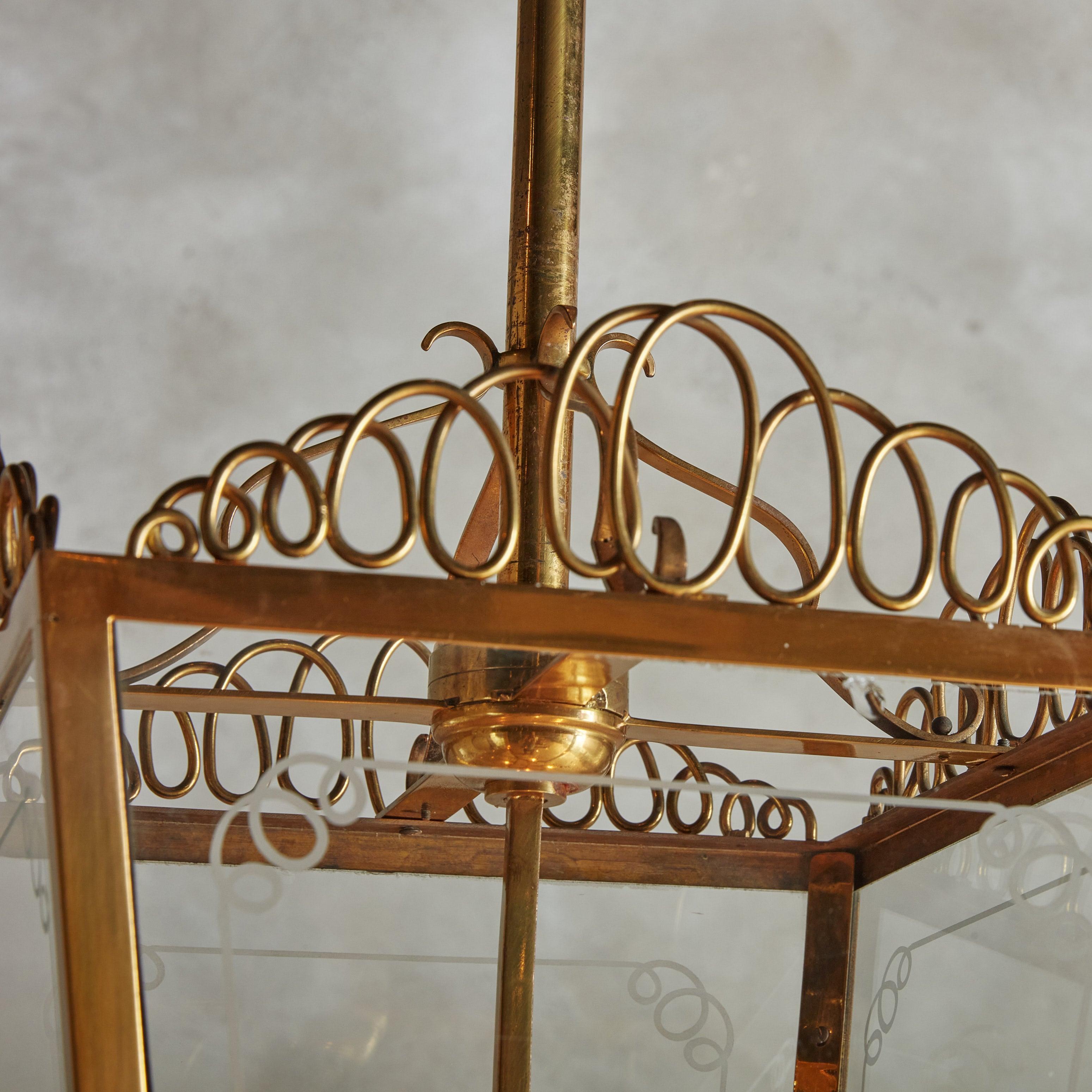 Ottone Lanterna a sospensione in ottone con decorazioni a volute, Francia, anni '60 in vendita