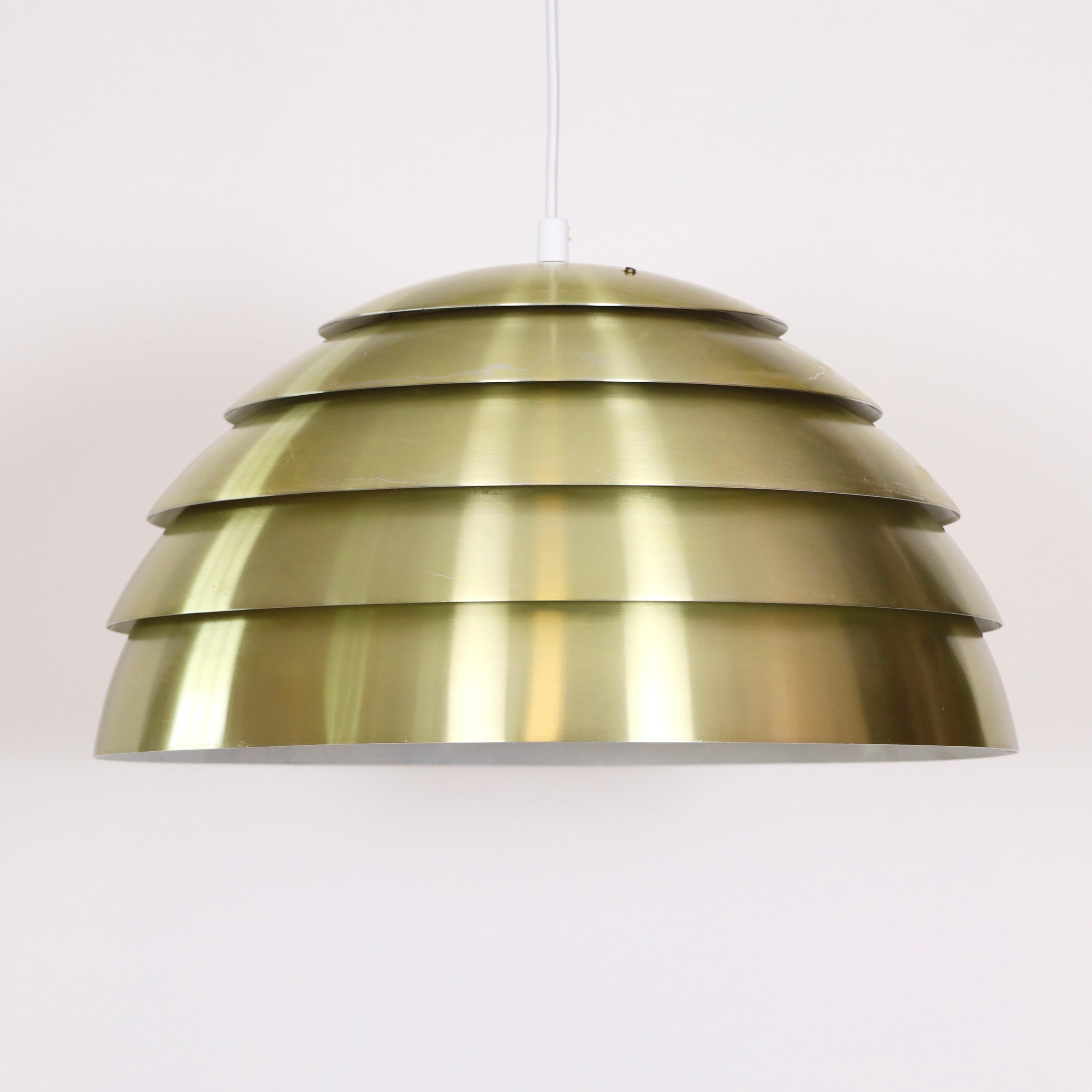 Lampada a sospensione in stile alveare laccata in ottone  realizzata da Hans-Agne Jakobsson intorno al 1970. Un bel pezzo per un posto bellissimo. 

* Lampada a sospensione in ottone laccato multistrato. Whiting e grigio all'interno.
* Designer: