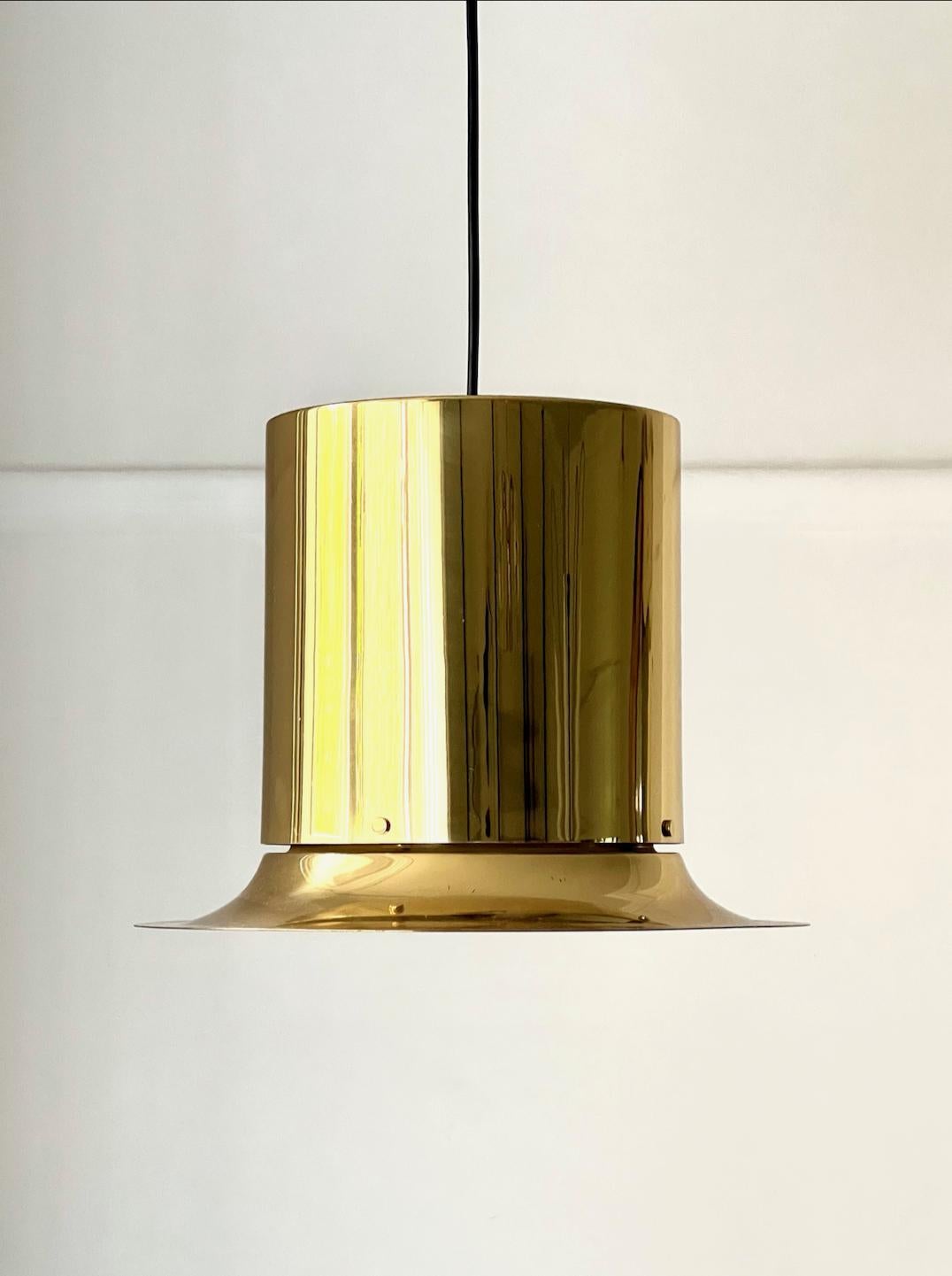 A mid-century brass pendant light in the shape of a top hat by Hans-Agne Jakobsson for his company in Markaryd, Sweden. An unusual and rarely seen piece of Nordic design. Labelled inside.

The brass shade and original brass ceiling canopy are in