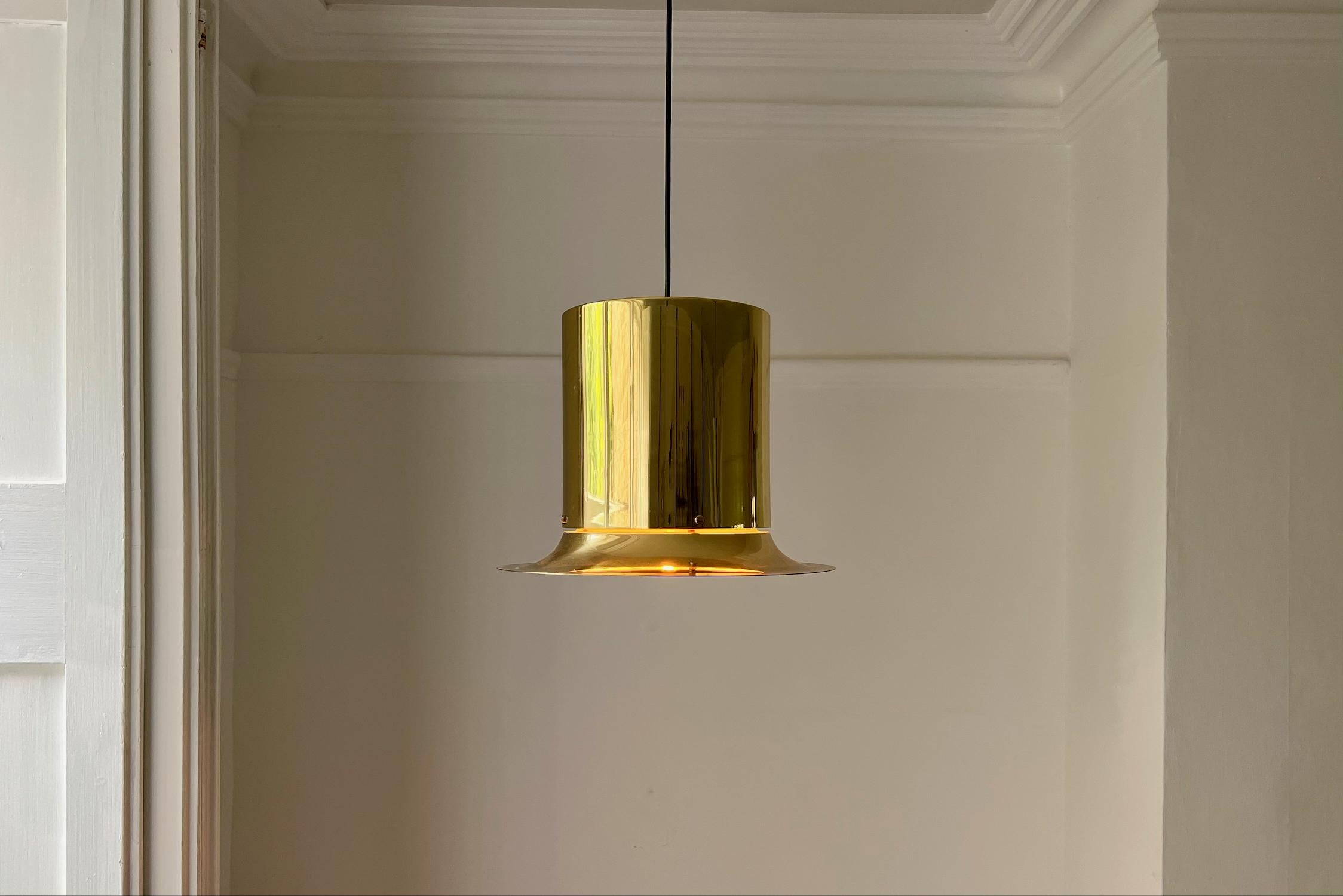 Mid-Century moderno Lampada a sospensione in ottone di Hans-Agne Jakobsson, Svezia in vendita