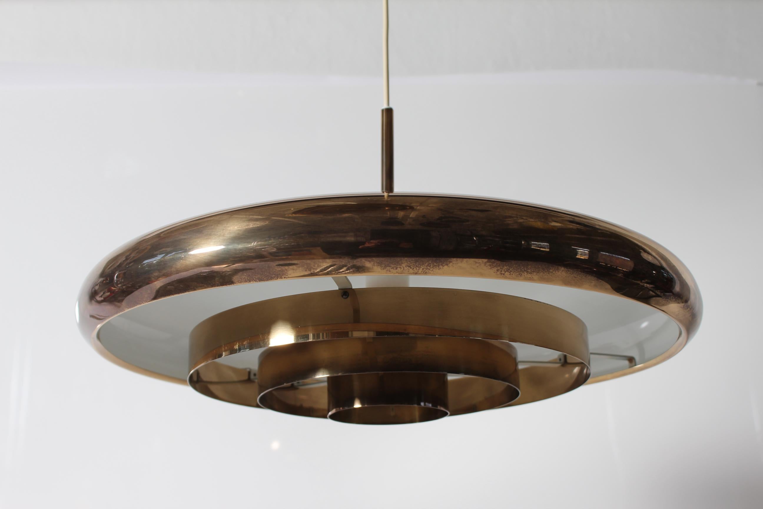 Wide vintage brass pendant T-5 designed by Alf Svensson and Yngvar Sandström and manufactured for Bergboms in Sweden.

The exterior of the pendant is made of strong brass with a smooth brass surface with a fine patina developed from gentle use over