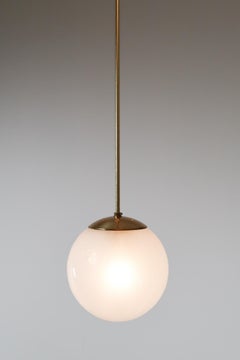 Messinganhänger mit einer perlweißen mundgeblasenen Kugel von Preciosa Kamenický Šenov