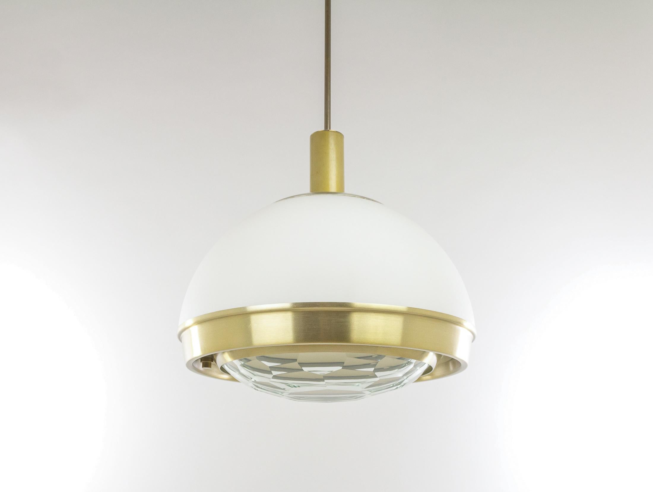Faceted glass pendant by Italian lighting designer Pia Guidetti Crippa for Lumi Milano, 1960s.

Brass rings hold a white milk glass shade with at the bottom a facet cut clear crystal lens for a beautiful light experience.

Three-light sources.