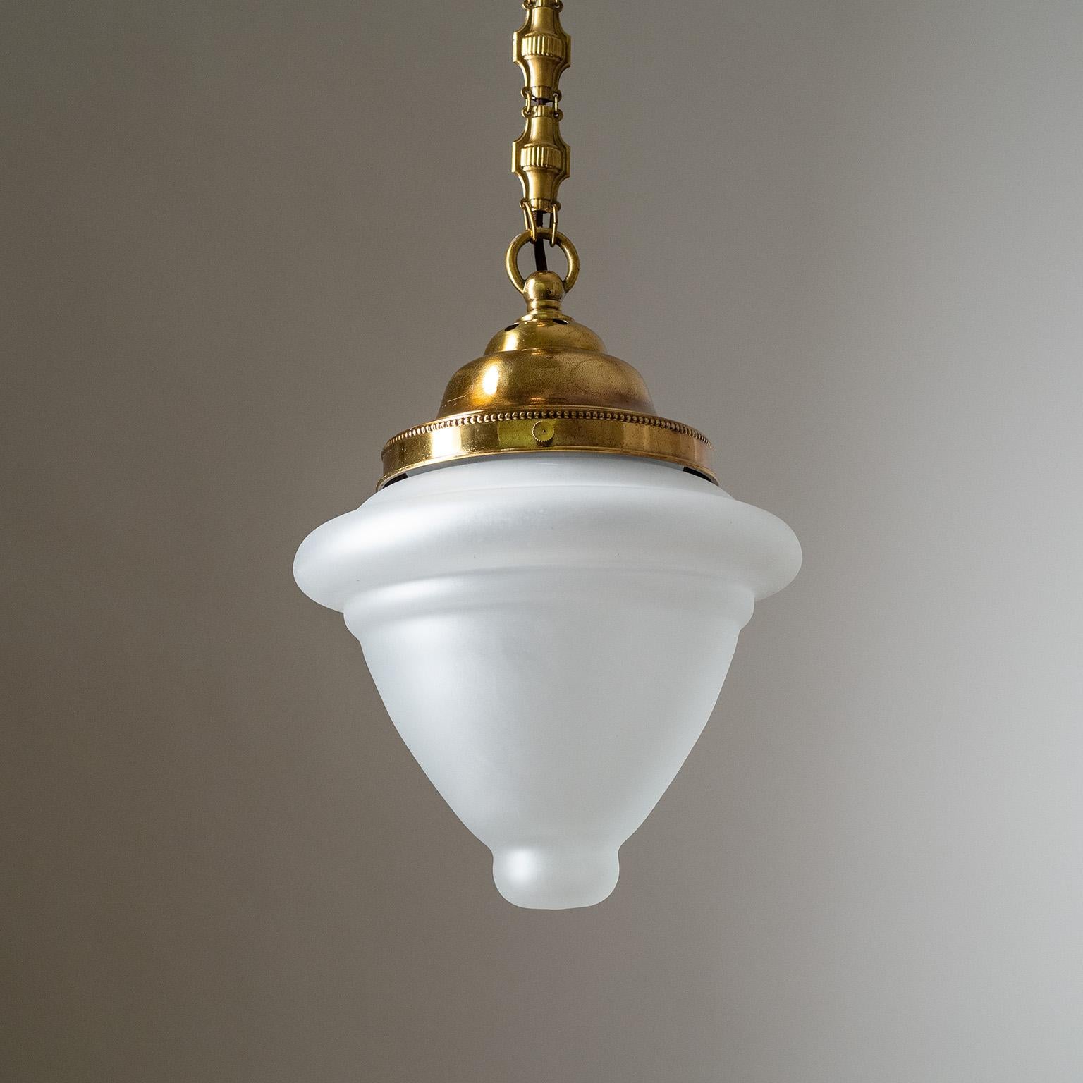 Pendentif en laiton avec verre satiné, années 1920 en vente 1