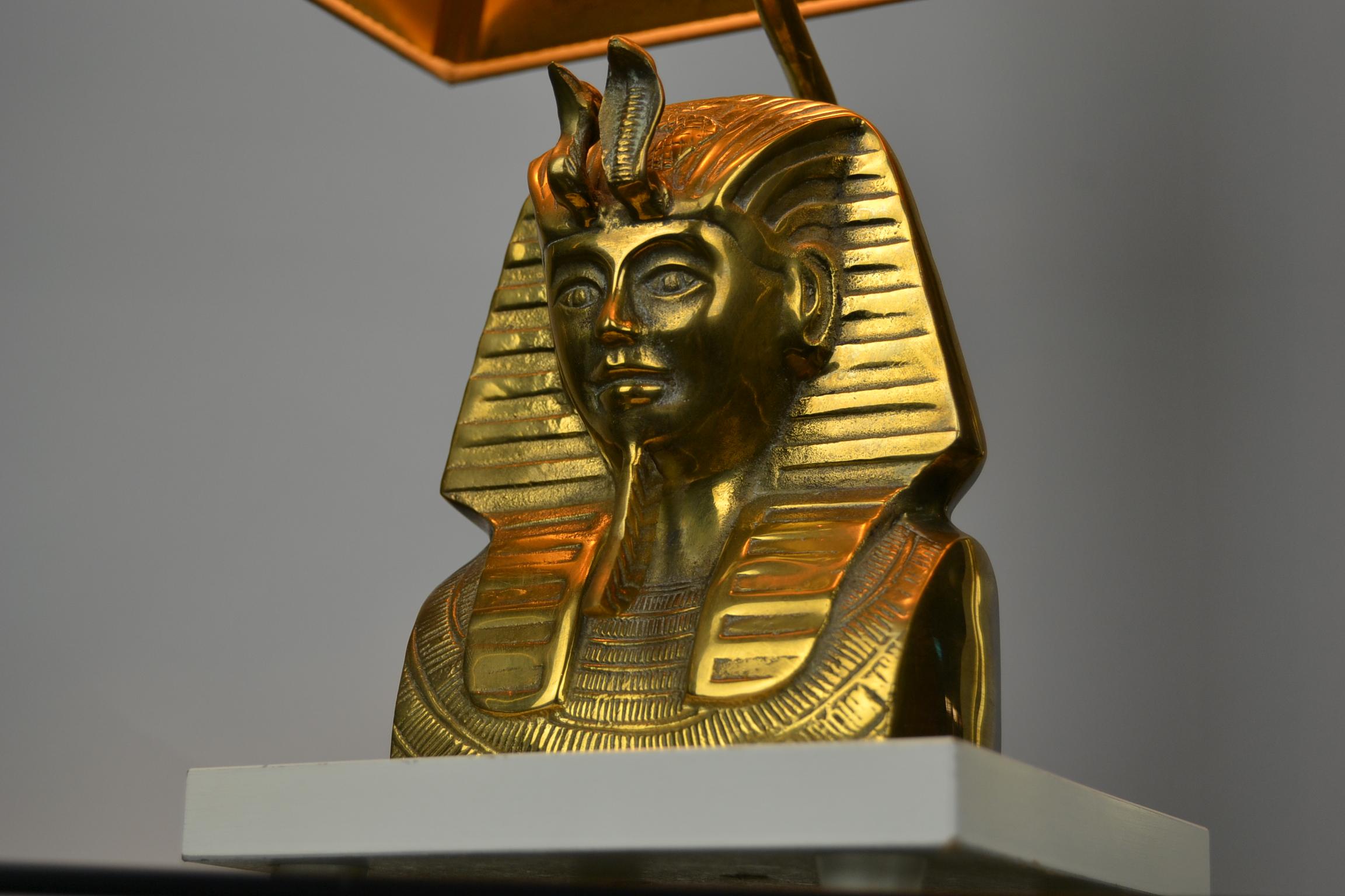 Tischlampe mit Pharaonenkopf aus Messing, Hollywood Regency , 1970er Jahre im Zustand „Gut“ in Antwerp, BE