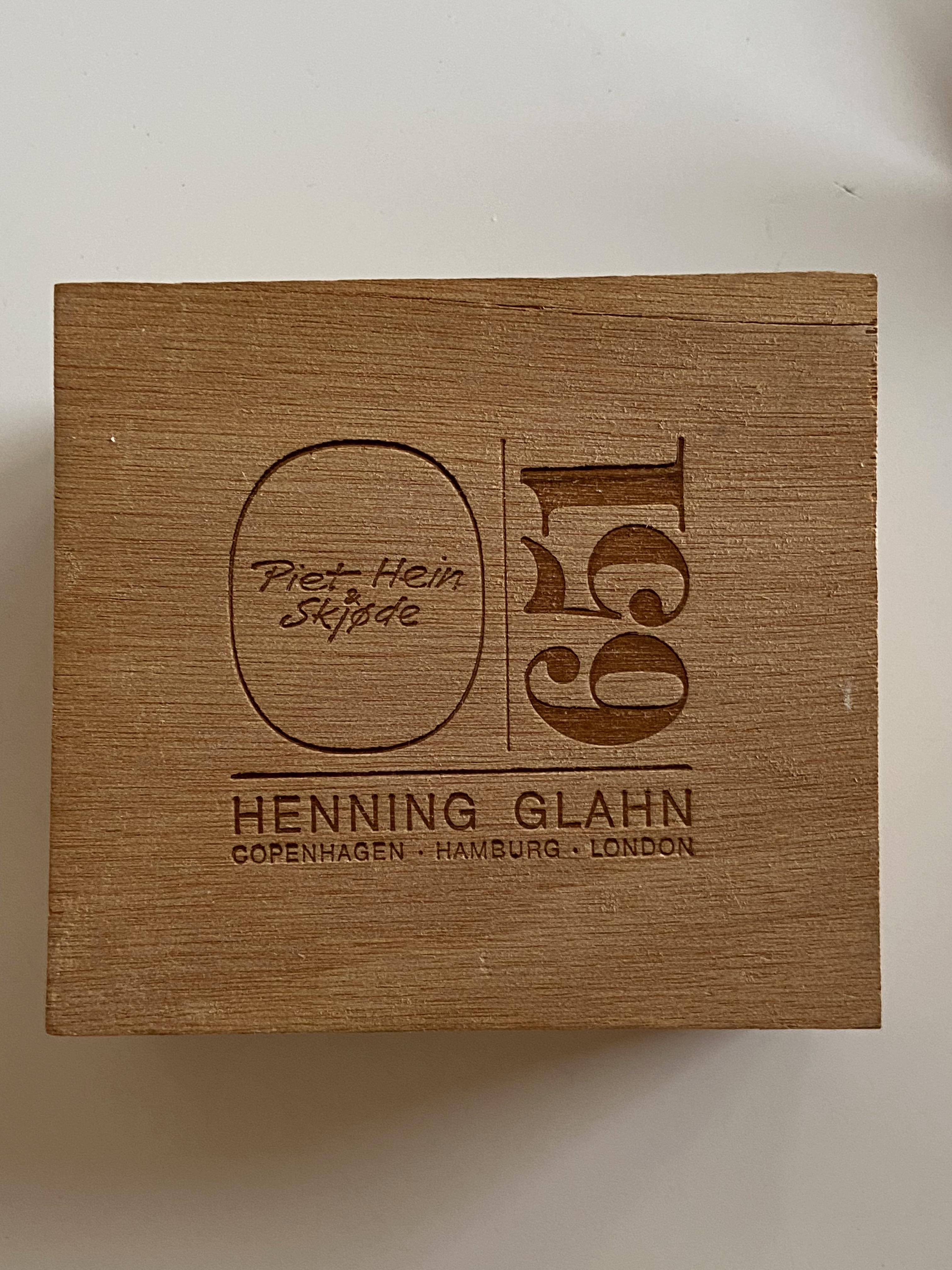 Piet Hein super egg avec pochette en cuir, livret et boîte d'origine. Le super œuf est en laiton massif produit par Henning Glahn, Danemark. Prix de l'ensemble.
   