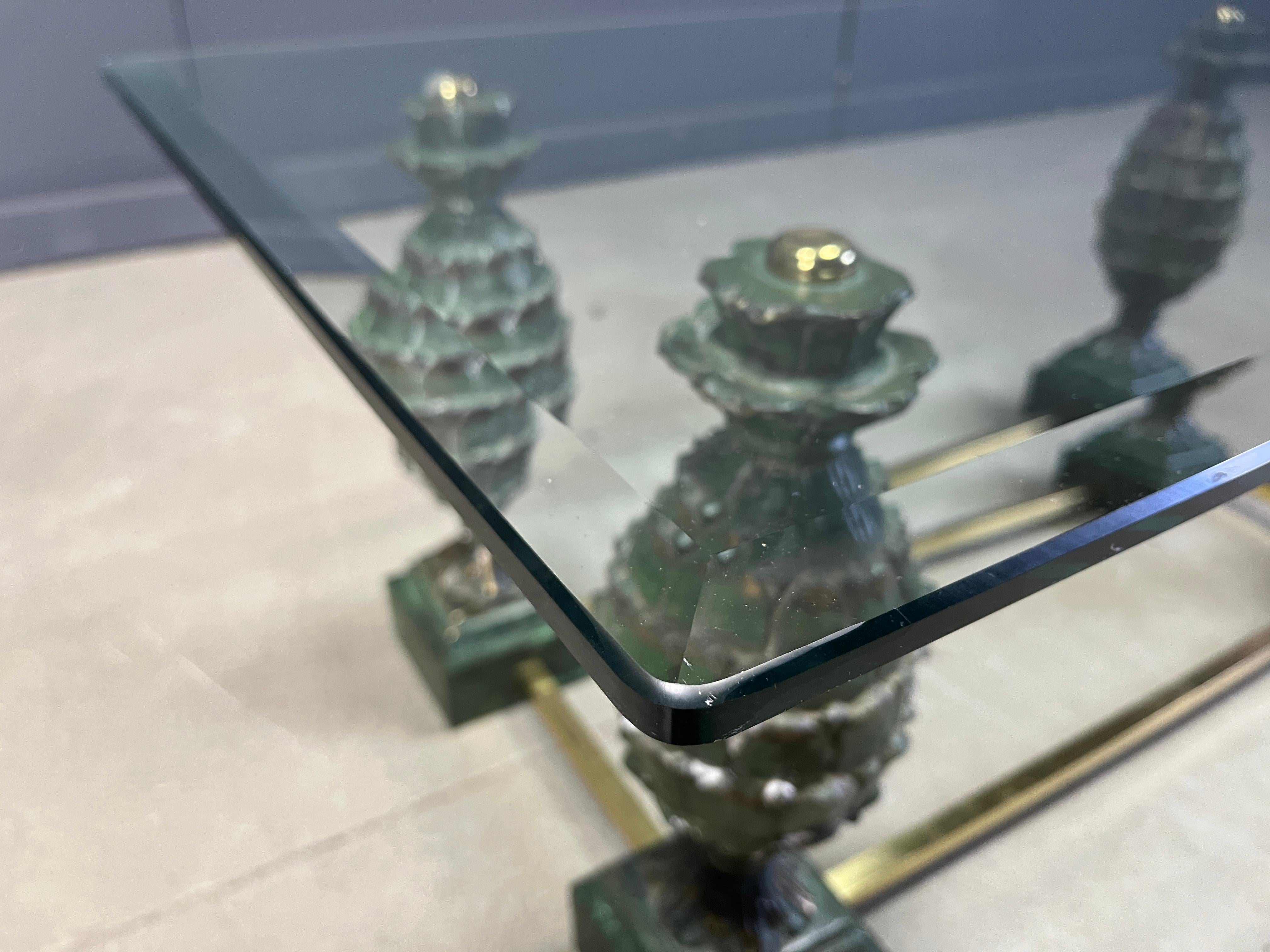 Table basse en laiton en forme de pomme de pin, 1970 en vente 6