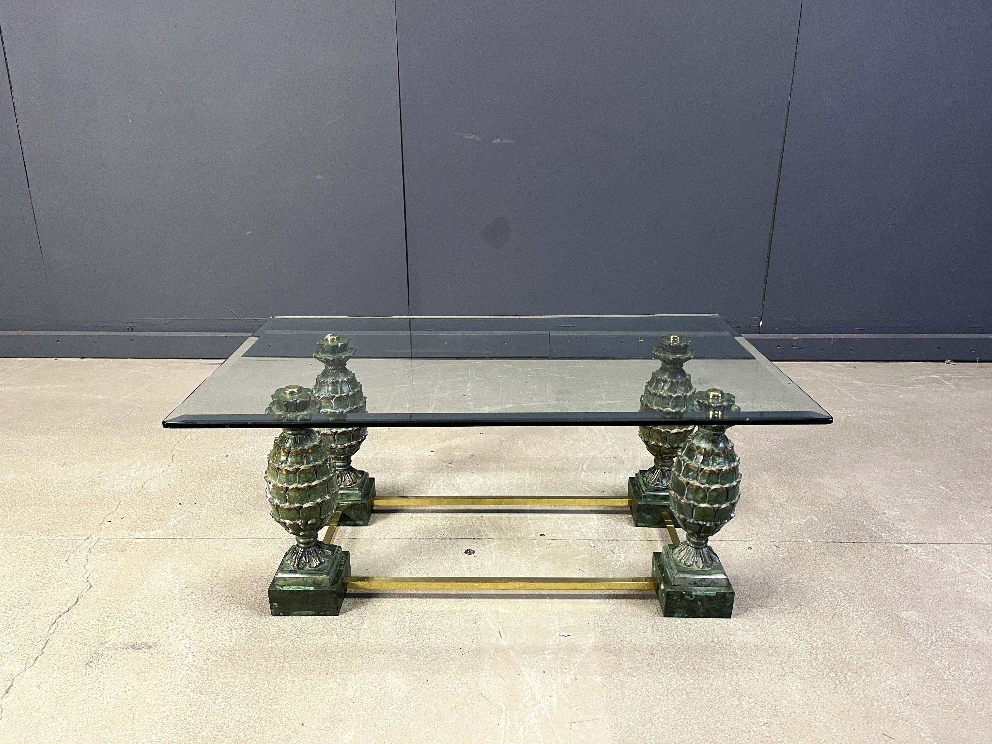 
Table basse sculpturale en forme de pomme de pin en laiton et bronze, avec un plateau en verre biseauté rectangulaire transparent.

Une pièce magnifique et tout à fait charmante.

Très bon état avec la bonne patine.

À la manière de la Maison