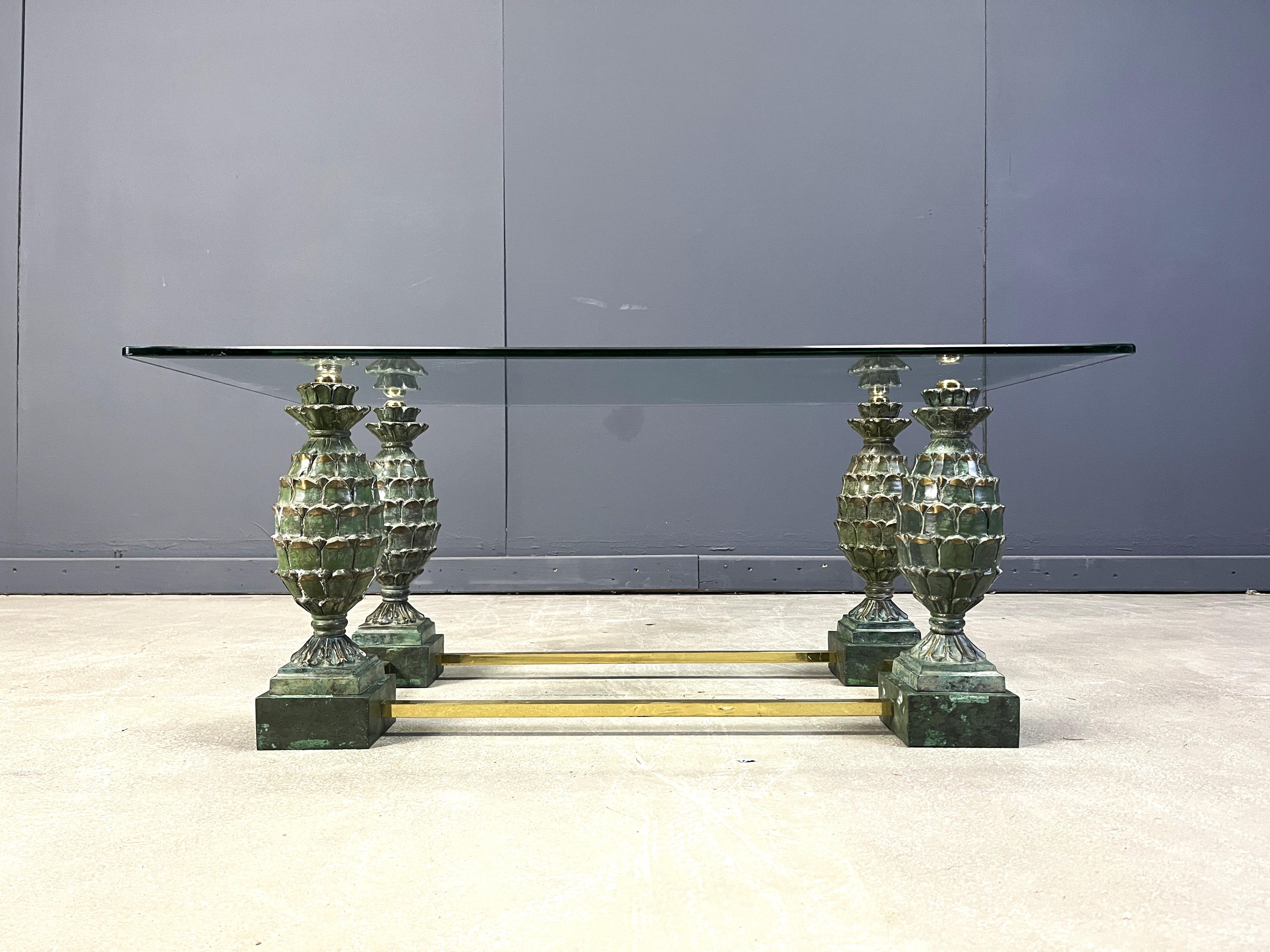 Français Table basse en laiton en forme de pomme de pin, 1970 en vente