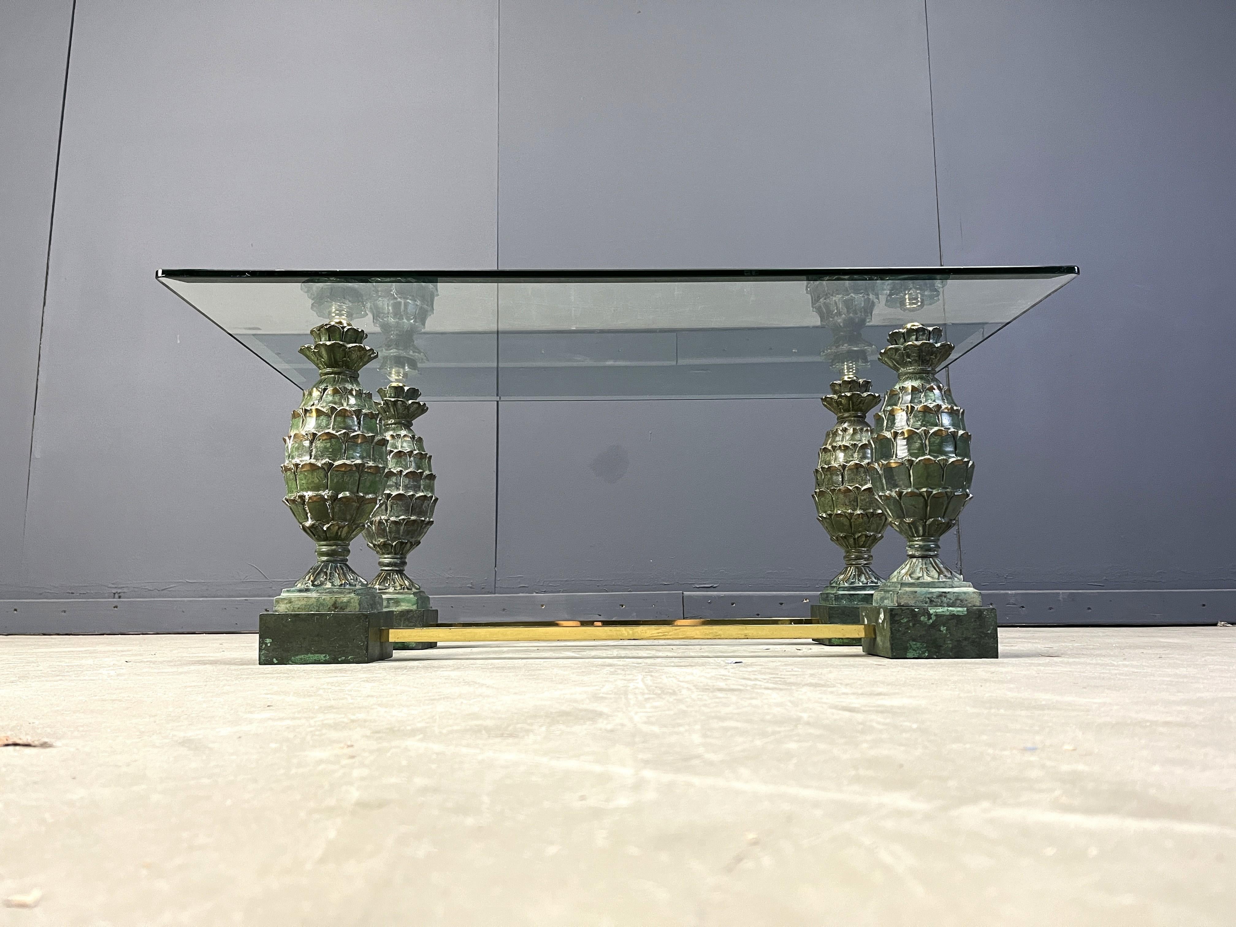 Table basse en laiton en forme de pomme de pin, 1970 Bon état - En vente à Leuven, Vlaams Gewest