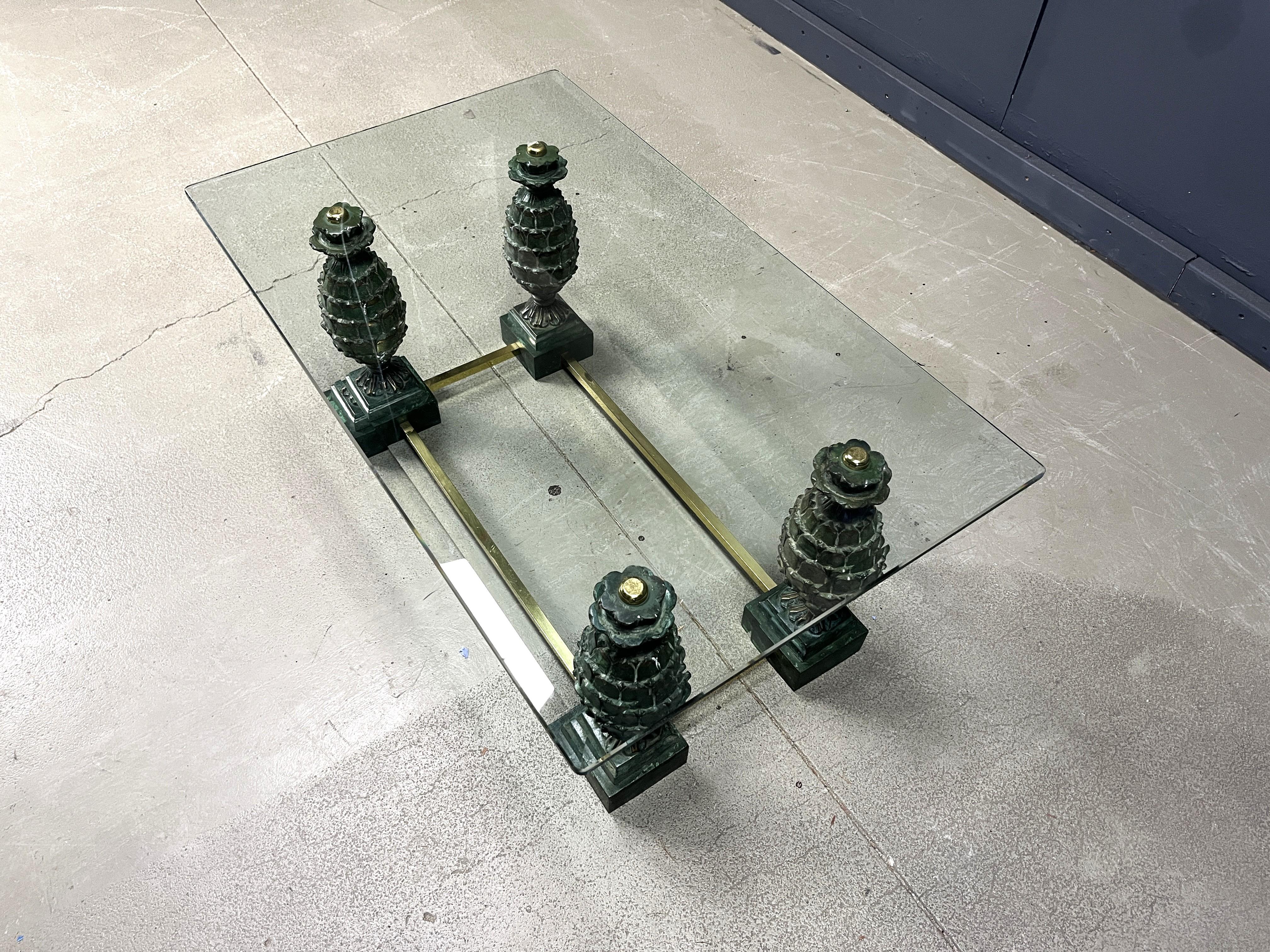 Laiton Table basse en laiton en forme de pomme de pin, 1970 en vente