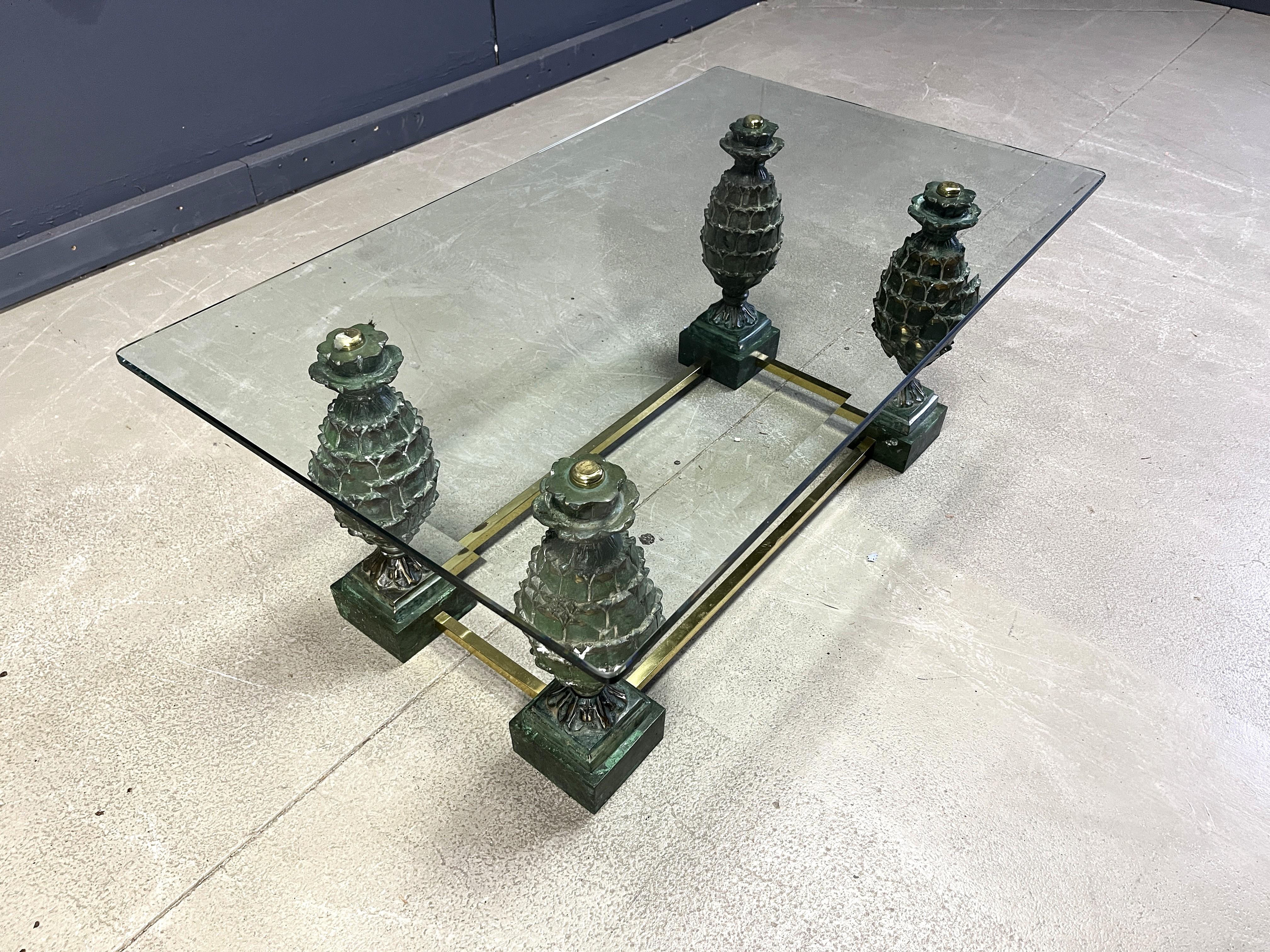 Table basse en laiton en forme de pomme de pin, 1970 en vente 1