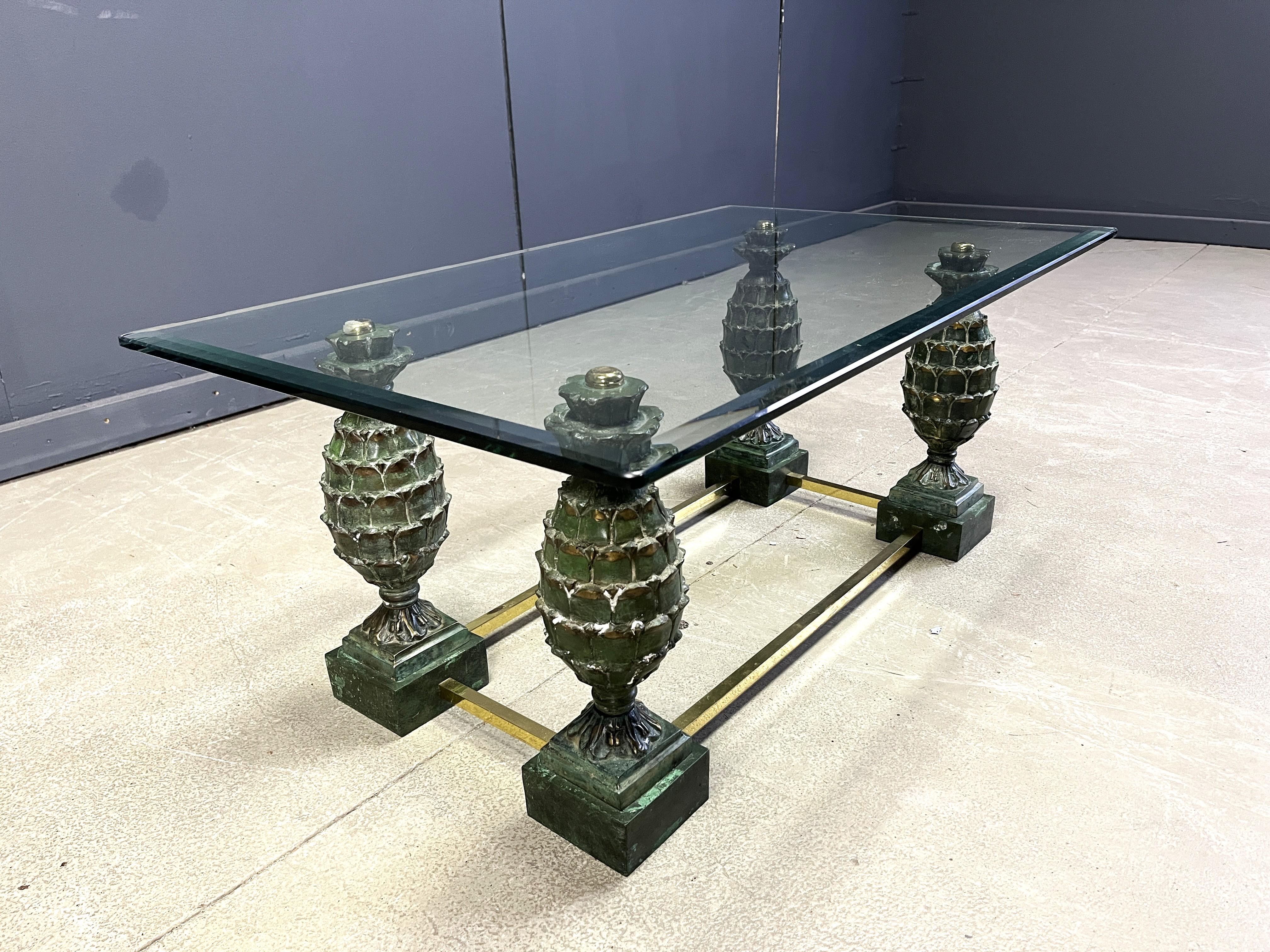 Table basse en laiton en forme de pomme de pin, 1970 en vente 2