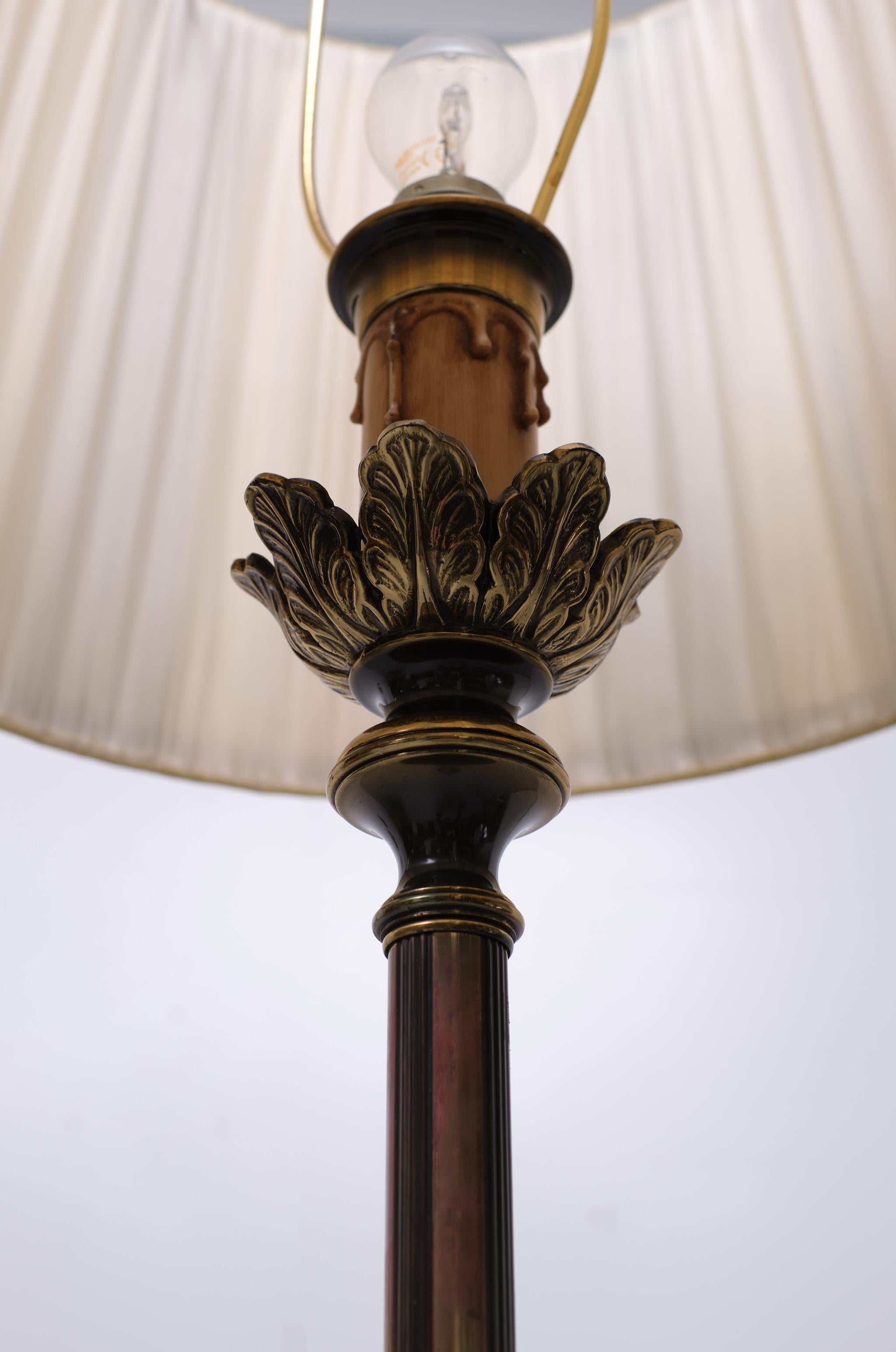Very nice Brass pineapple floor lamp. one large E27 bulb needed
typical Hollywood Regency in style. attributed to Maison Charles.
 Good quality, comes complete with shade.