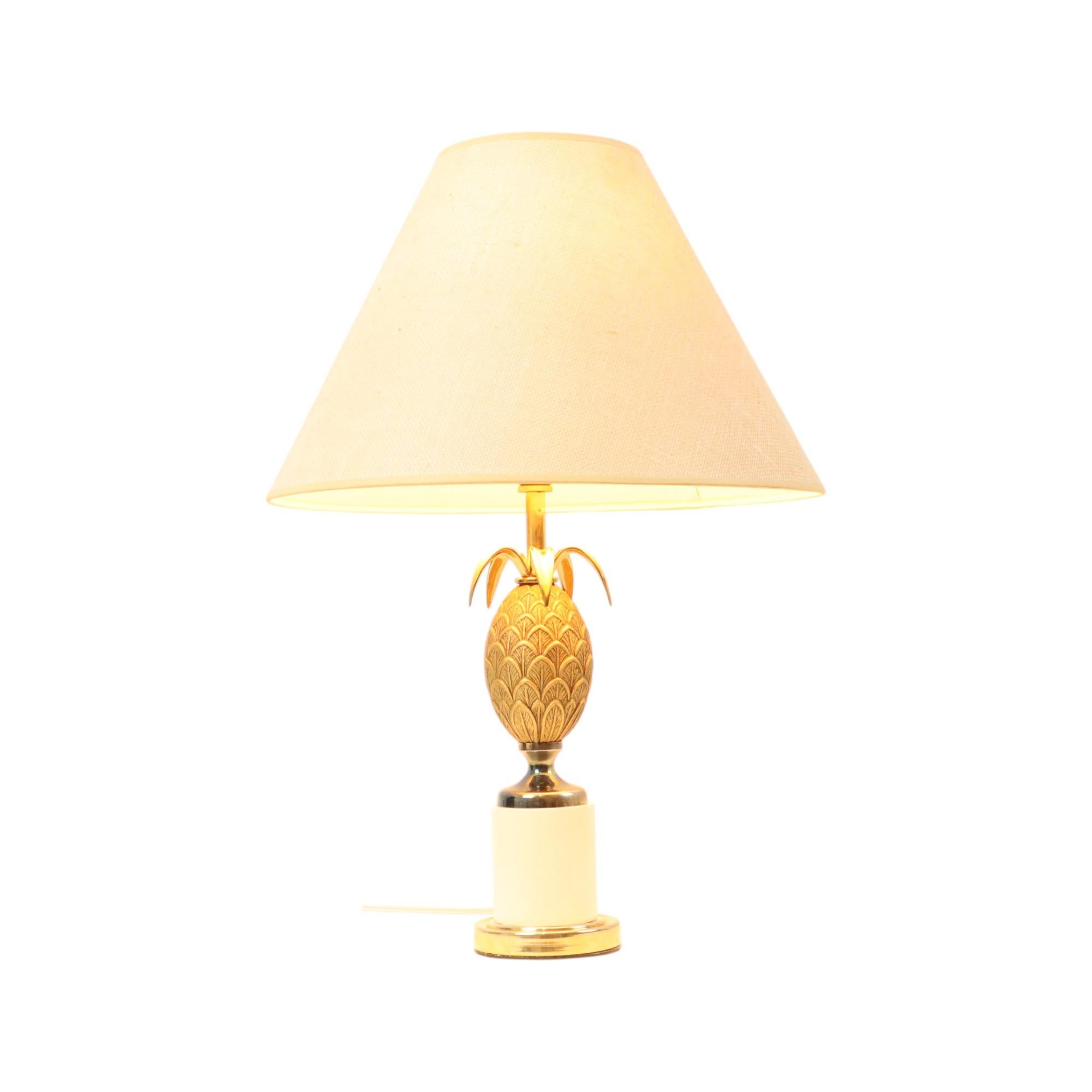 Vintage pineapple design lamp made of brass and hard white plastic, completely in the style of Maison Charles, not marked, 1960s, France.

This beautiful Hollywood Regency table lamp is a gem, top quality and made with an eye for detail, the lamp