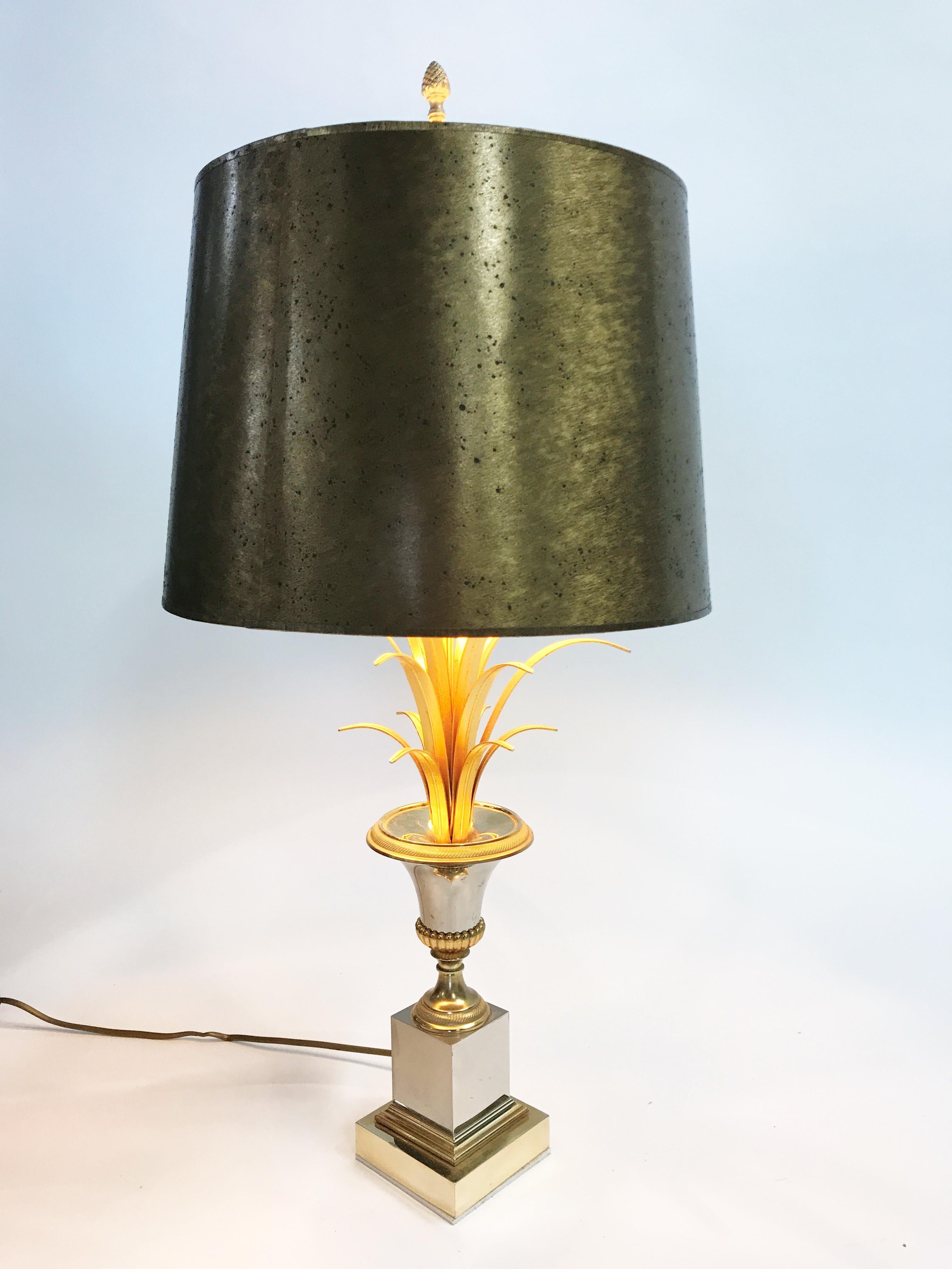 Pineapple leaf table lamp by Boulanger attribute to Maison Charles.

This Regency style lamp is also known as 'lampe vase' and is an attractive design from the 1960s.

The three lightpoint lamp is made from chrome and brass which shows lovely