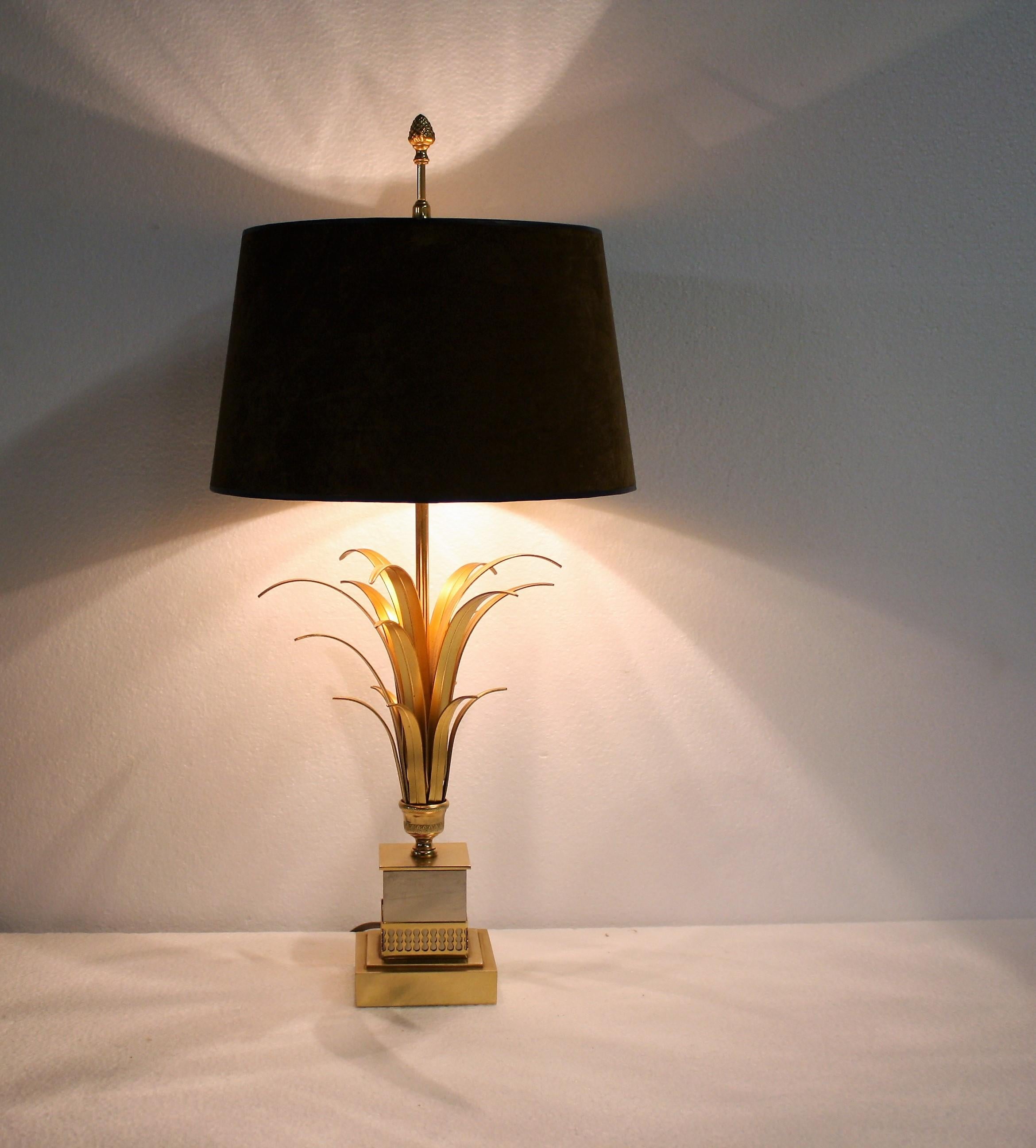 Patinated brass pineapple leaf table lamp by Boulanger attributed to Maison Charles.

This Regency style lamp is also known as 'lampe vase' and is an attractive design from the 1970s.

The three lightpoint lamp is made from chrome and brass