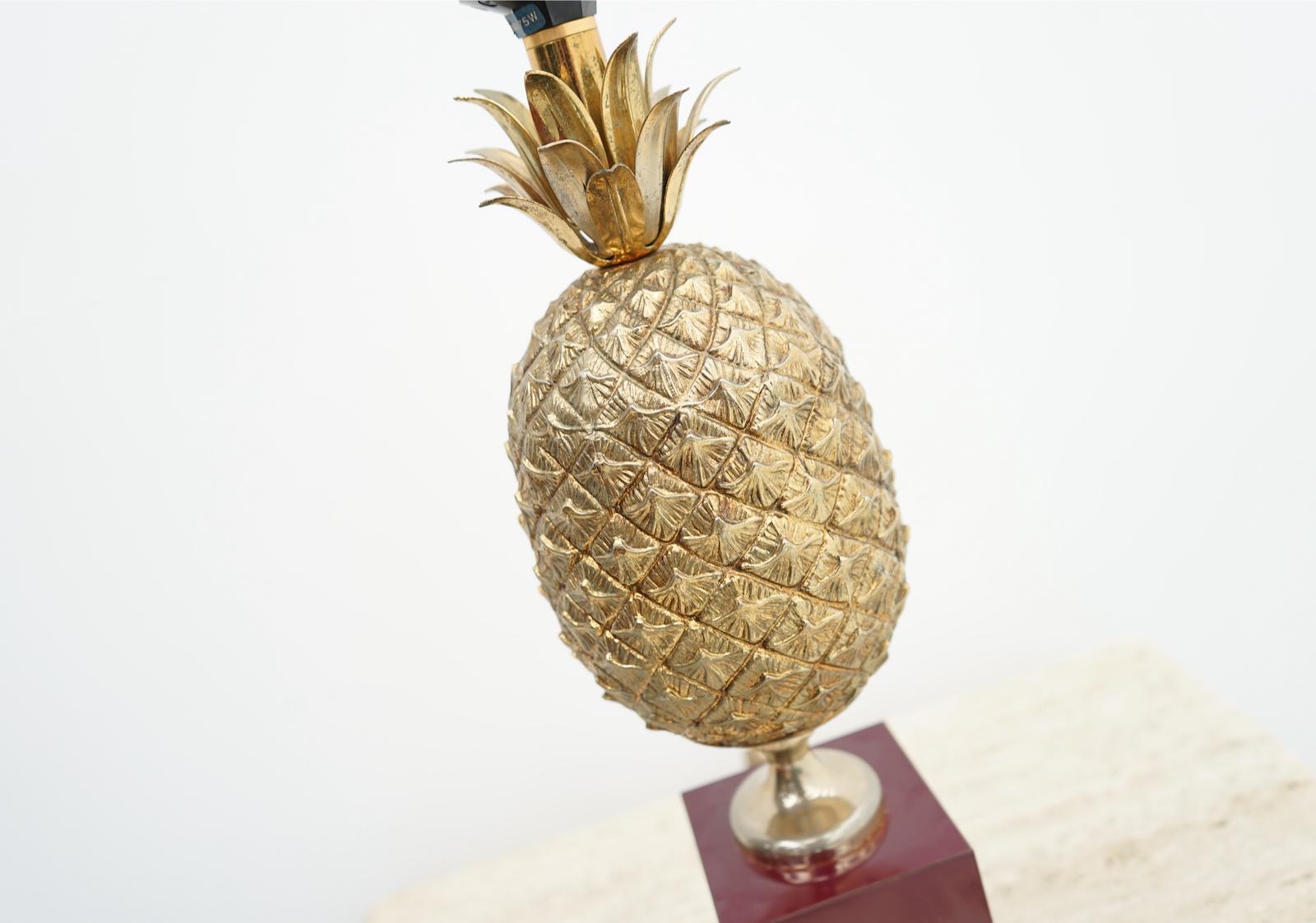 Brass pineapple table lamp with original shade on a on a Bordeaux red lacquered base.
Good to very good condition.
Dimensions: Height: 33.46 in. (85 cm) diameter: 17.32 in. (44 cm).