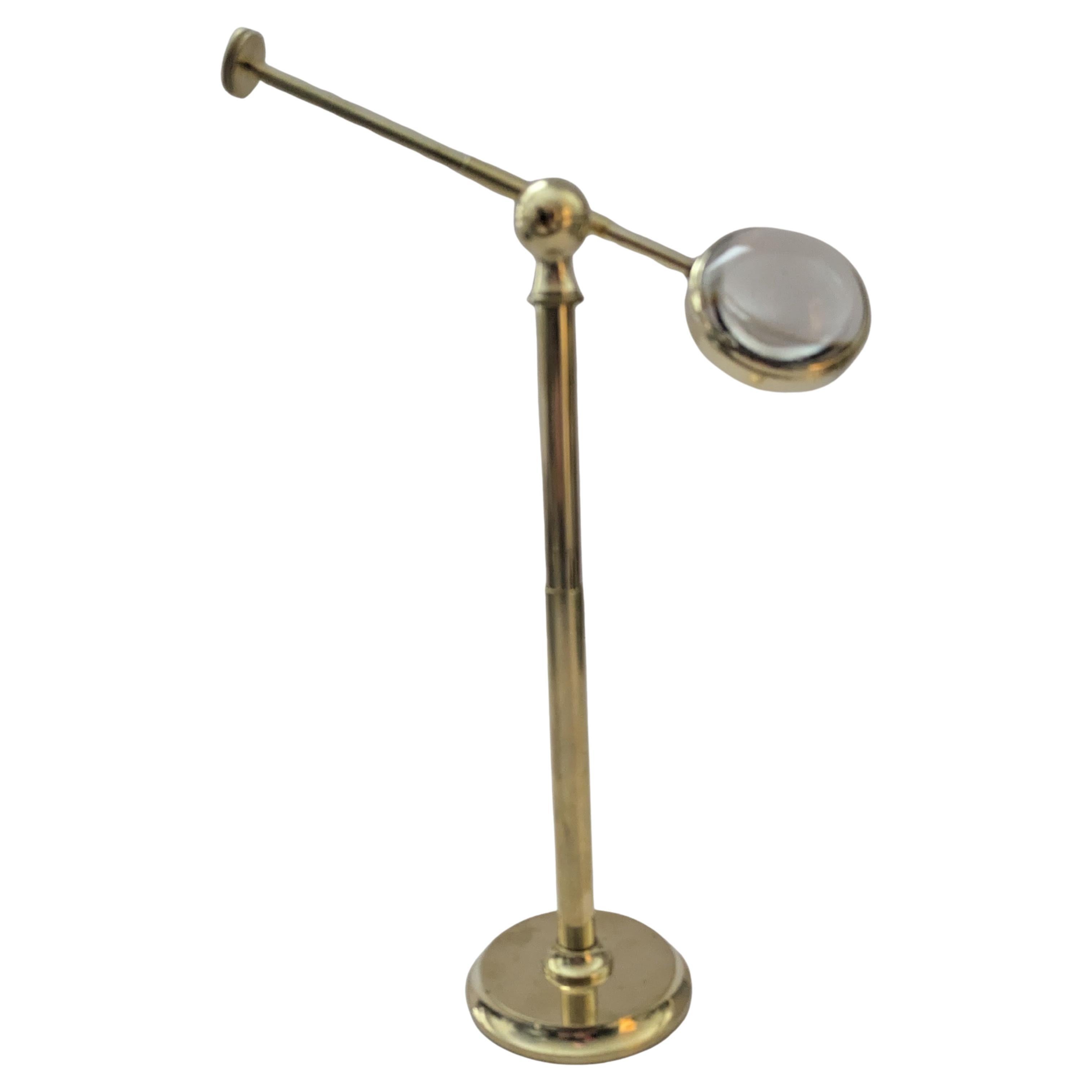 Lente d
ingrandimento a occhio di bue girevole in ottone su cavalletto c.1915