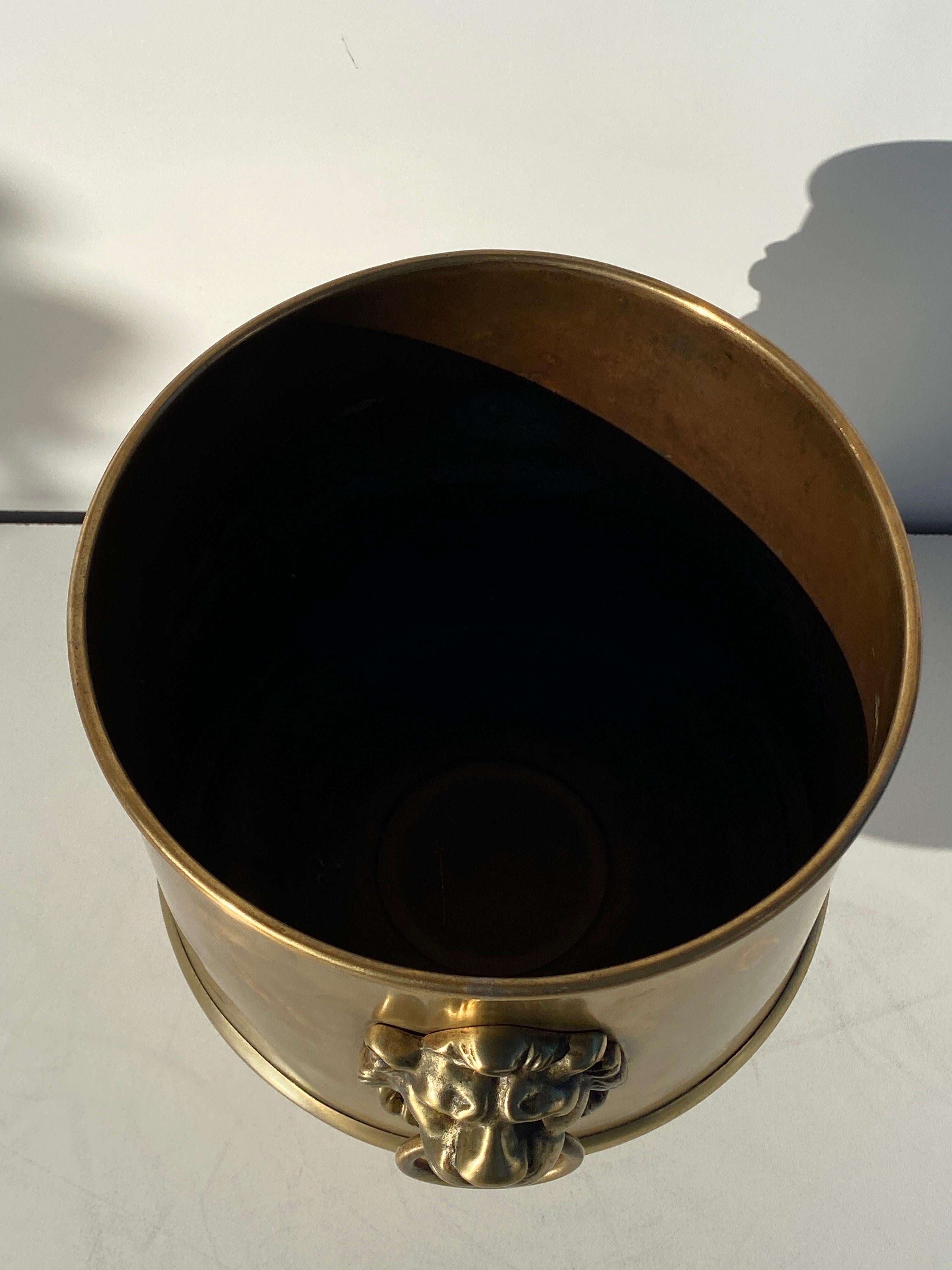 Brass Planter with Lion Morif In Good Condition For Sale In North Hollywood, CA