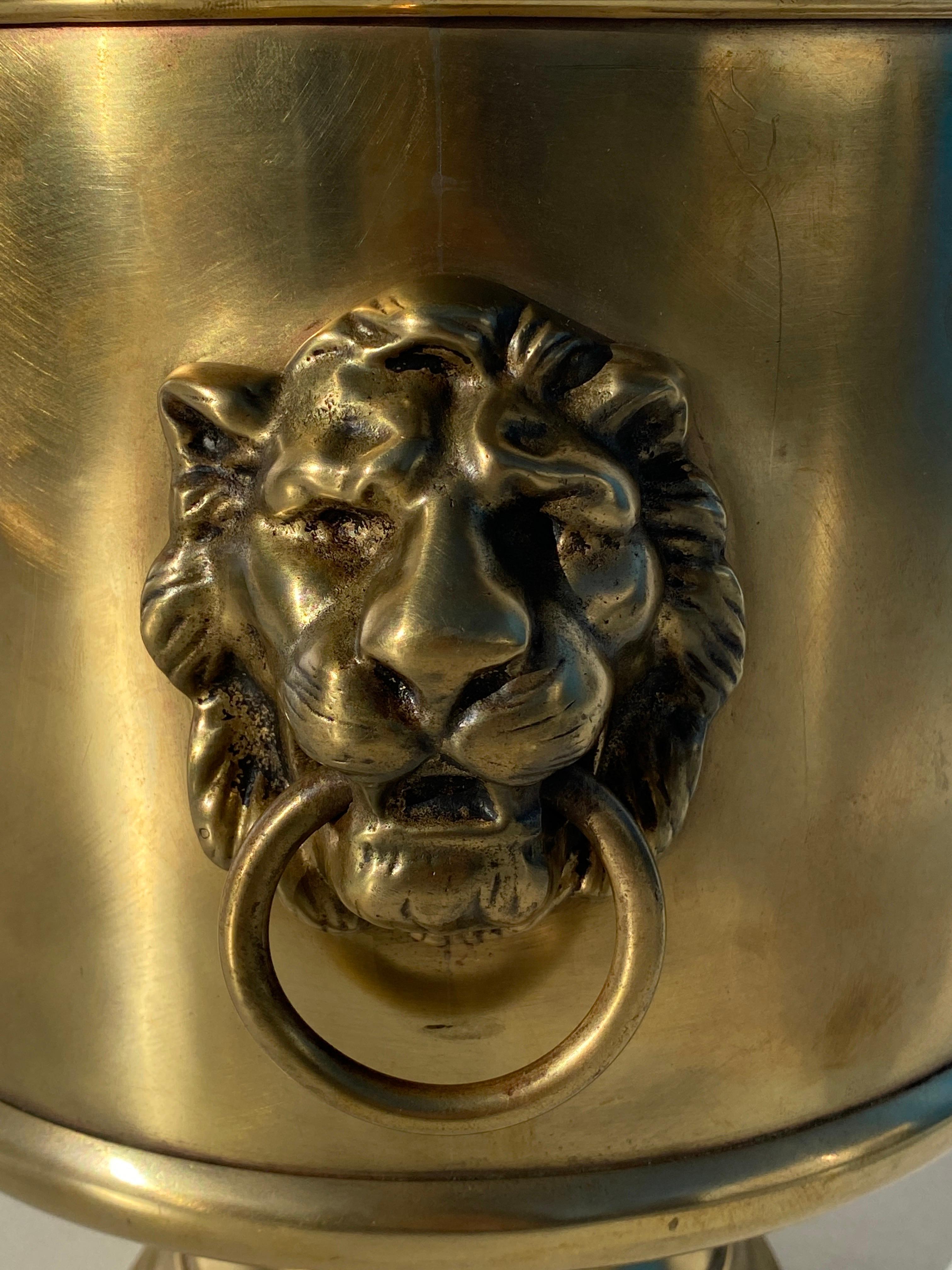 Fin du 20e siècle Jardinière en laiton avec motif morif lion en vente