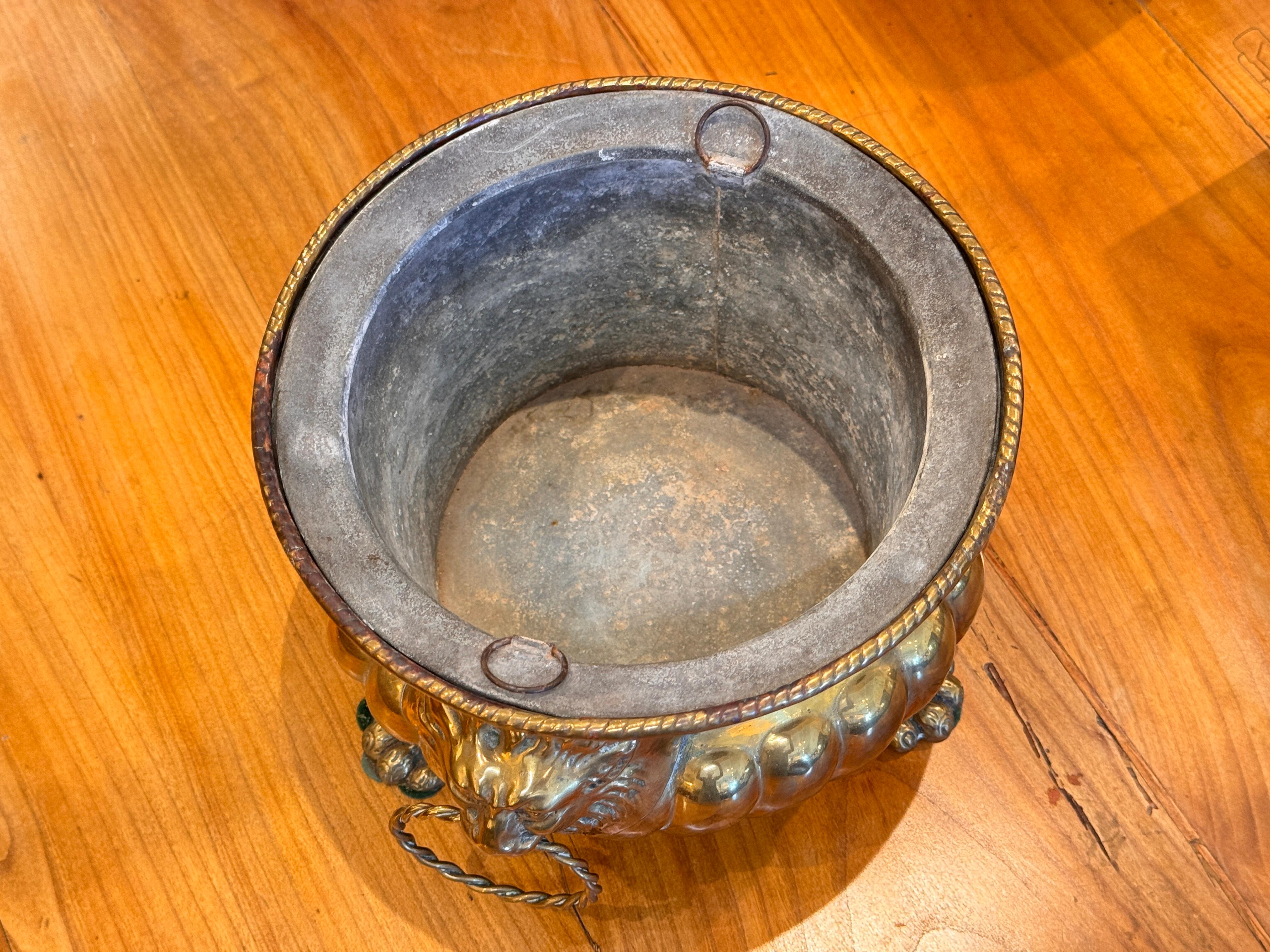 Brass Planter With Paw Feet In Good Condition For Sale In Charlottesville, VA