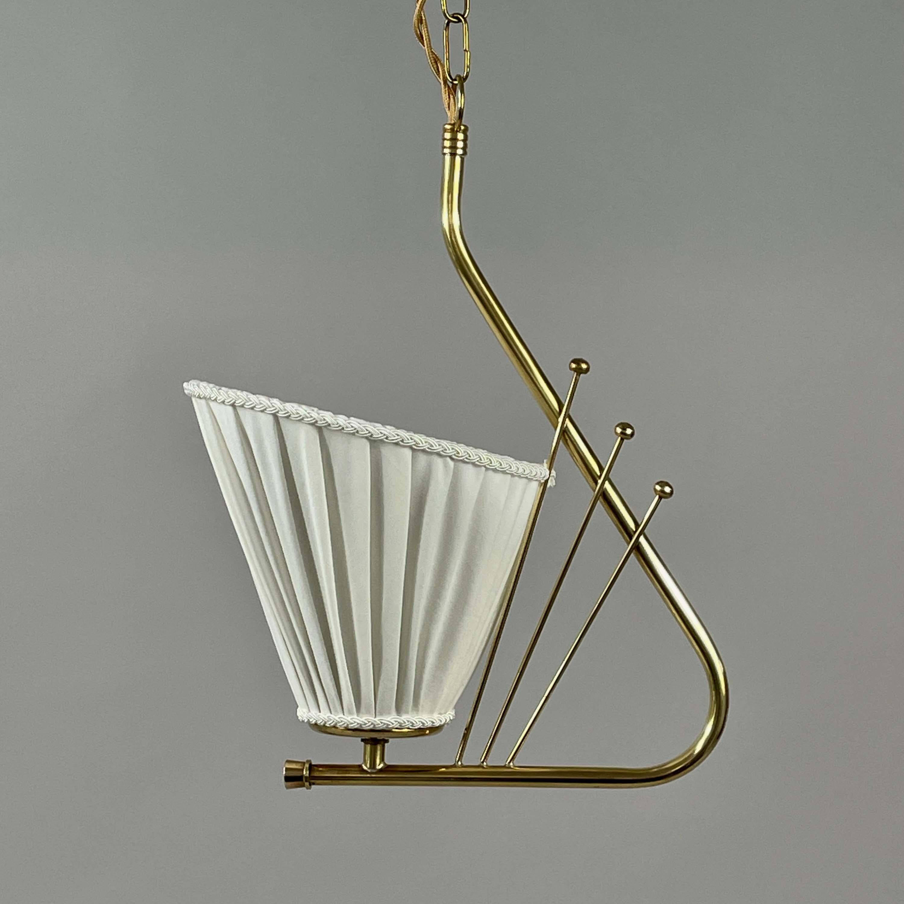 Suédois Pendentif en laiton et tissu plissé, Suède, années 1940 en vente