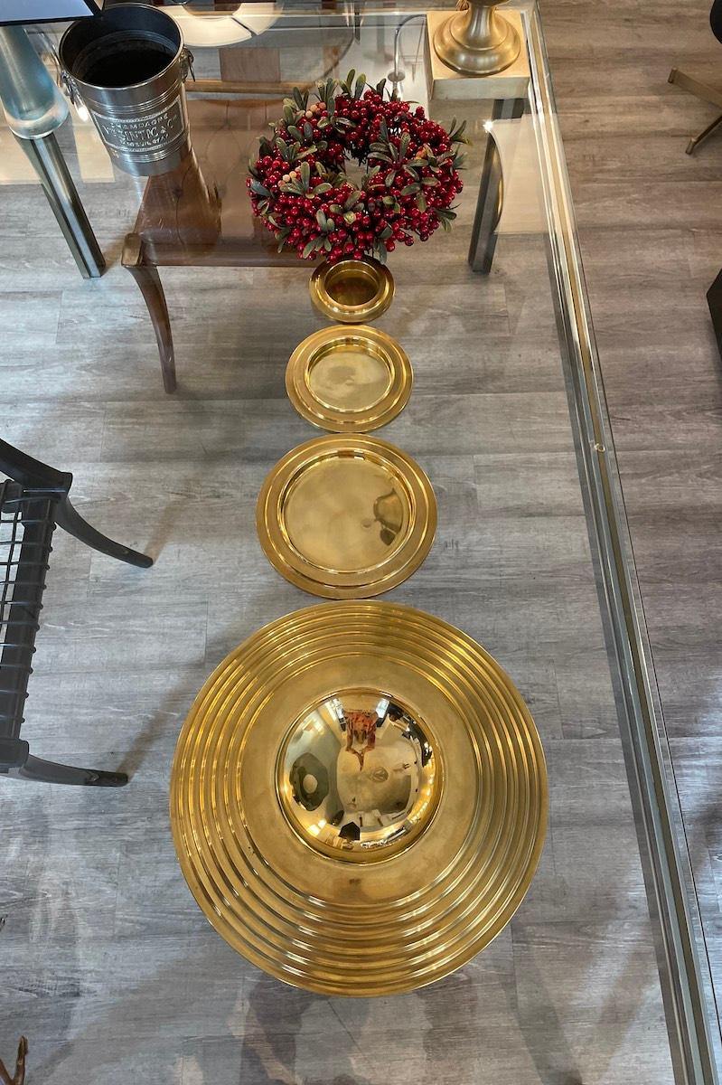 Détail d'un vide-poches/centre de table en laiton avec plateaux amovibles et repositionnables.

Dimensions : diamètre 49 cm, hauteur 14 cm. 

Le prix INCLUT le coût de l'emballage et des caisses nécessaires pour protéger l'article et le maintenir