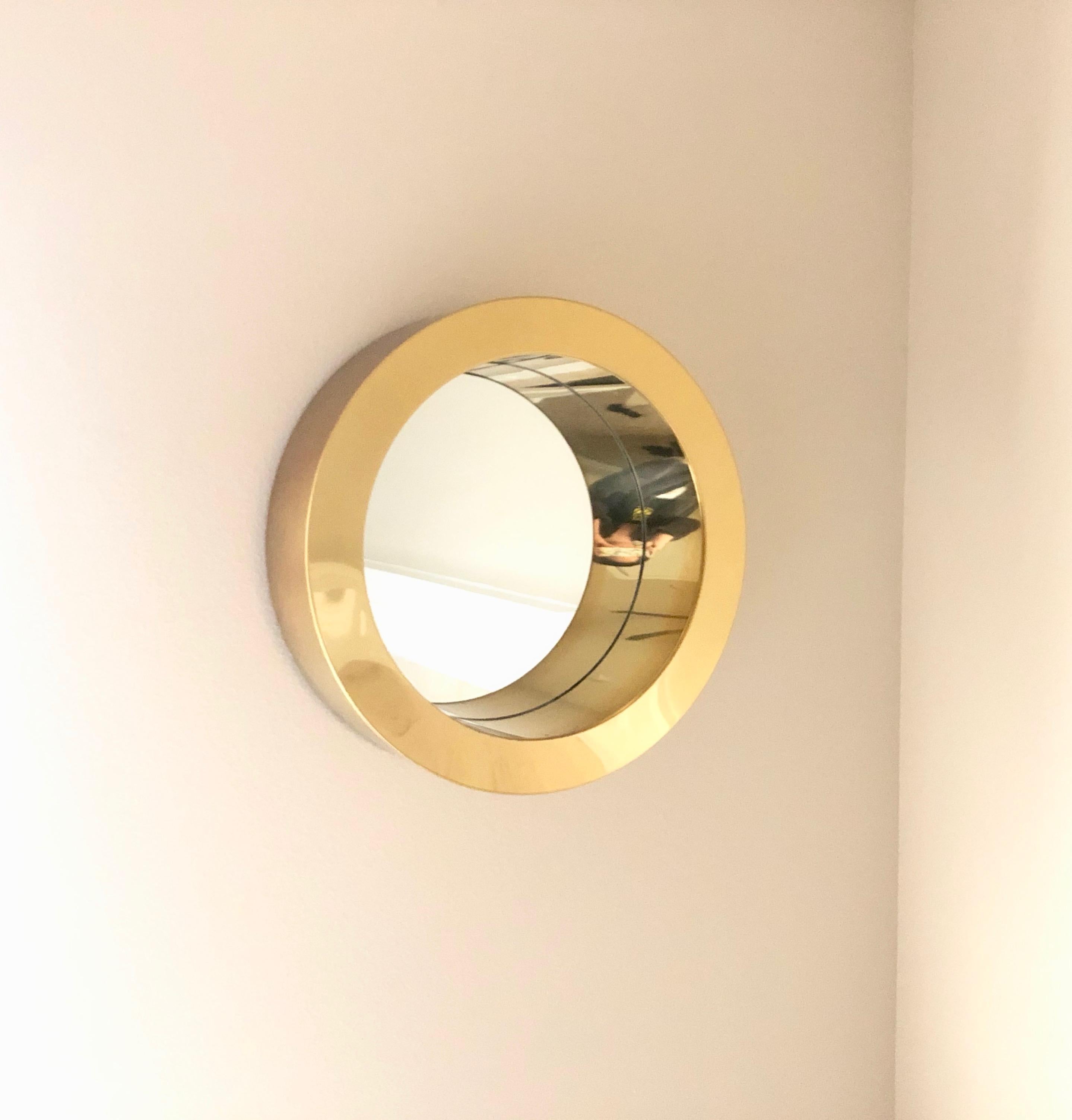 Brass porthole mirror signed by Curtis Jere. Beautiful 1970s brass mirror that can be placed with midcentury or Art Deco decor.