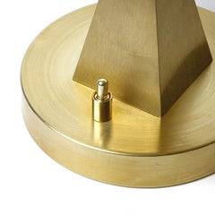 Lampada da tavolo in ottone con forme primarie