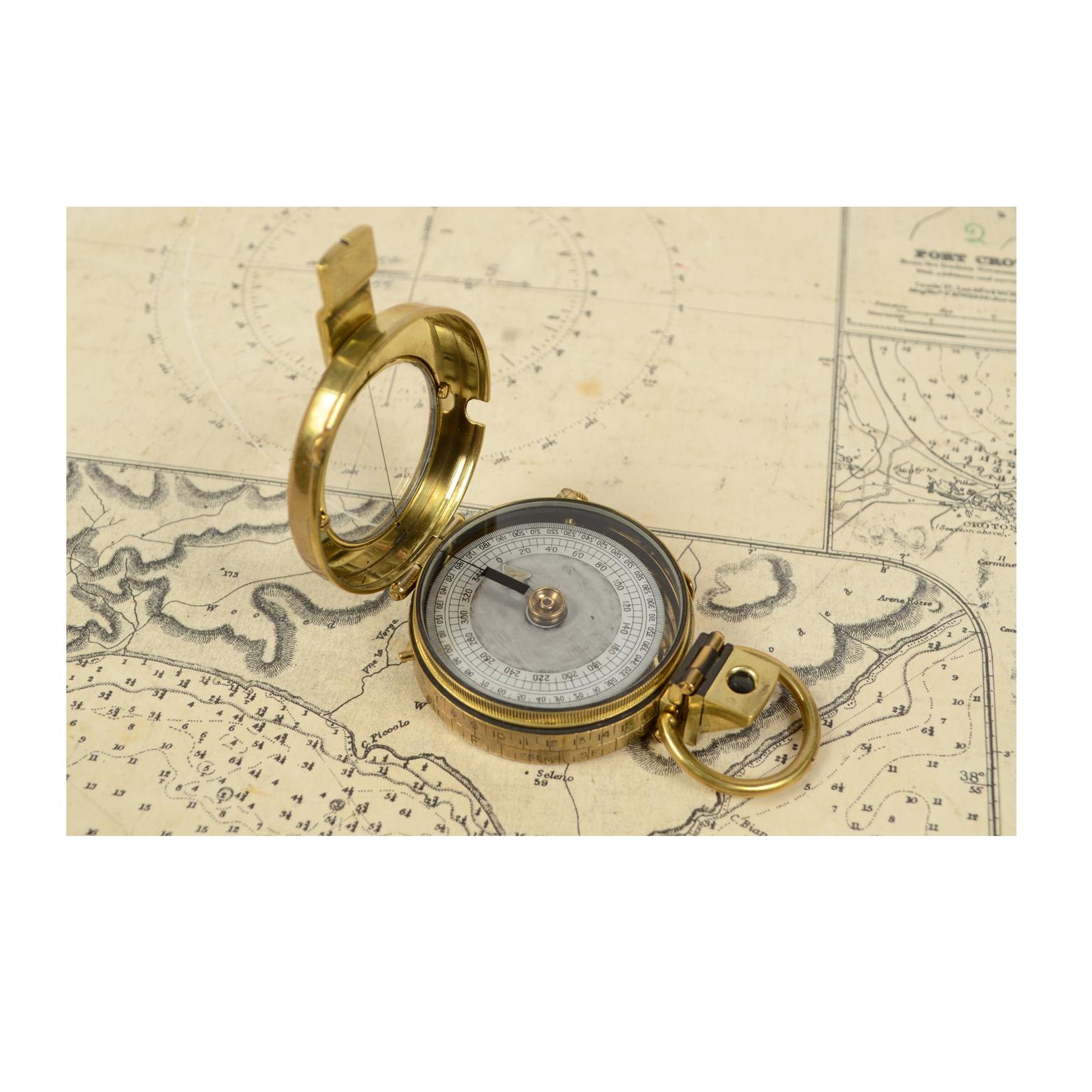 Brass prismatic bearing compass; it is a small compass, Verner’s Pattern model produced in 1918 and supplied to English officers, typically used in navigation. It can also be held in the hand and therefore far from magnetic fields. It is equipped