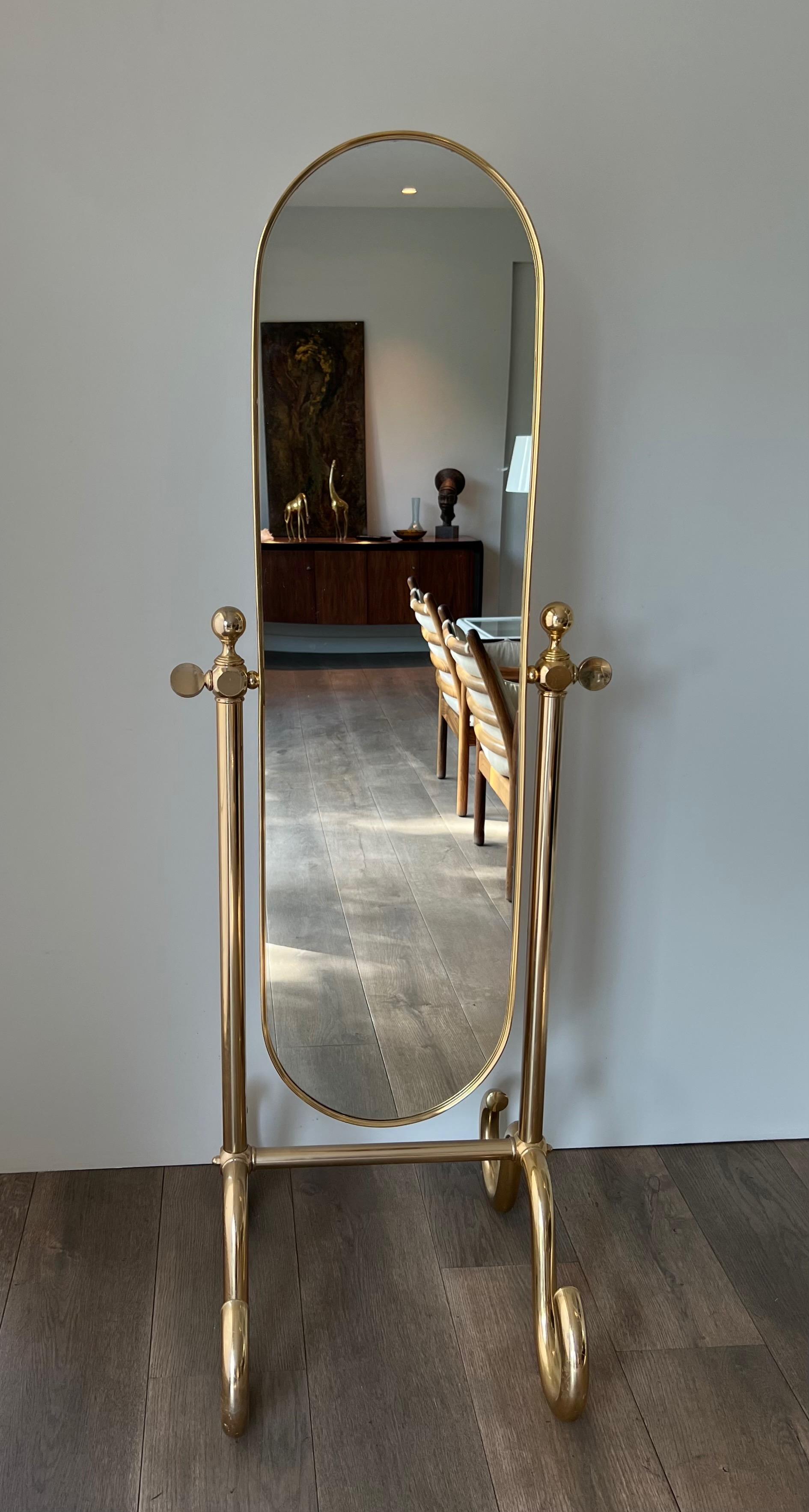 Mid-Century moderno Specchio Psiche in ottone in vendita