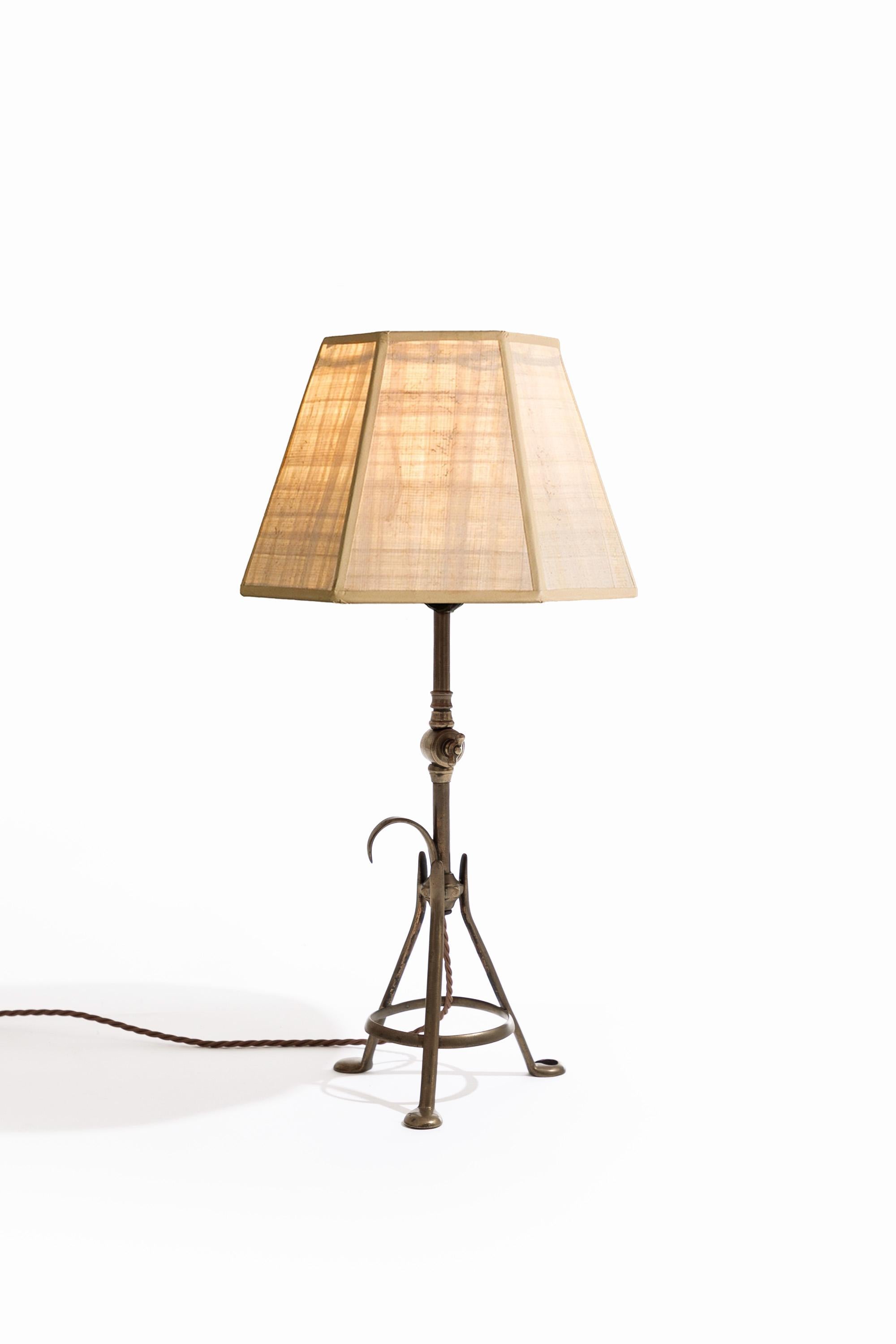 Lampe 'Pullman' en laiton, ajustable, fabriquée par la General Electric Co. Vers 1905.

Équipée de crochets permettant d'ajuster la lampe et de l'utiliser comme lampe de table, applique murale ou pour la suspendre sur un lit.

Belle patine intacte