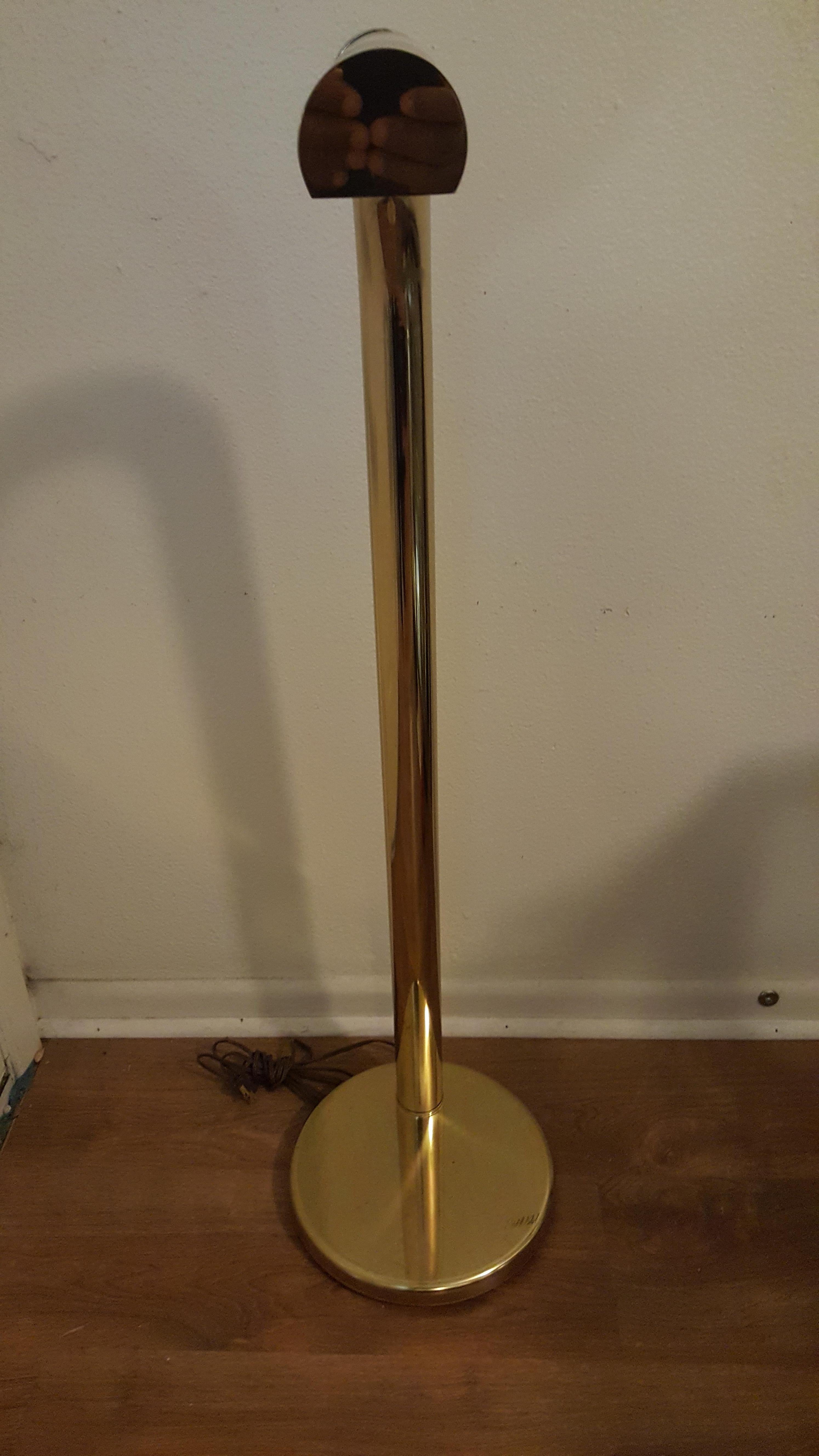 Groovy brass floor lamp by Jim Bindman for Rainbow lighting company in the late 1970s. Lamps has a round brass base that has a cylinder arm that has a waterfall neck where the light is hidden underneath the neck.
