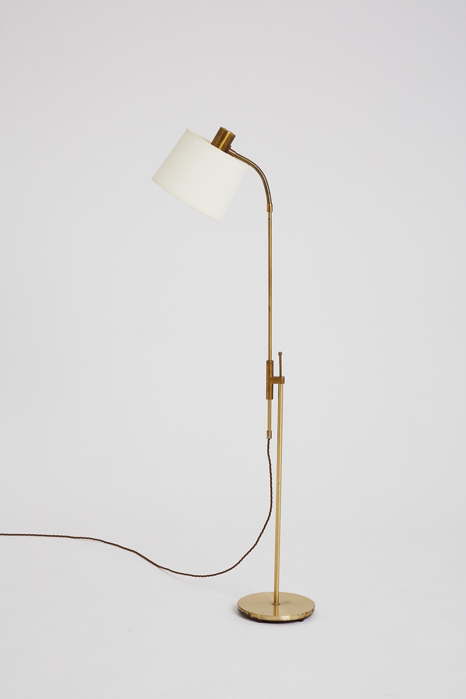 A brass telescopic reading floor lamp by Falkenbergs Belysning. 
Sweden, third quarter of the 20th century.